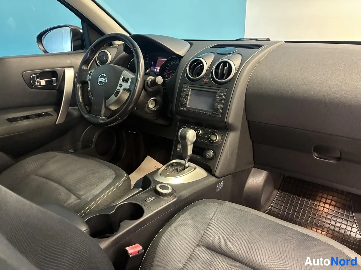 Violetti Nissan Qashqai 2010, ohjaamo, kuva 10