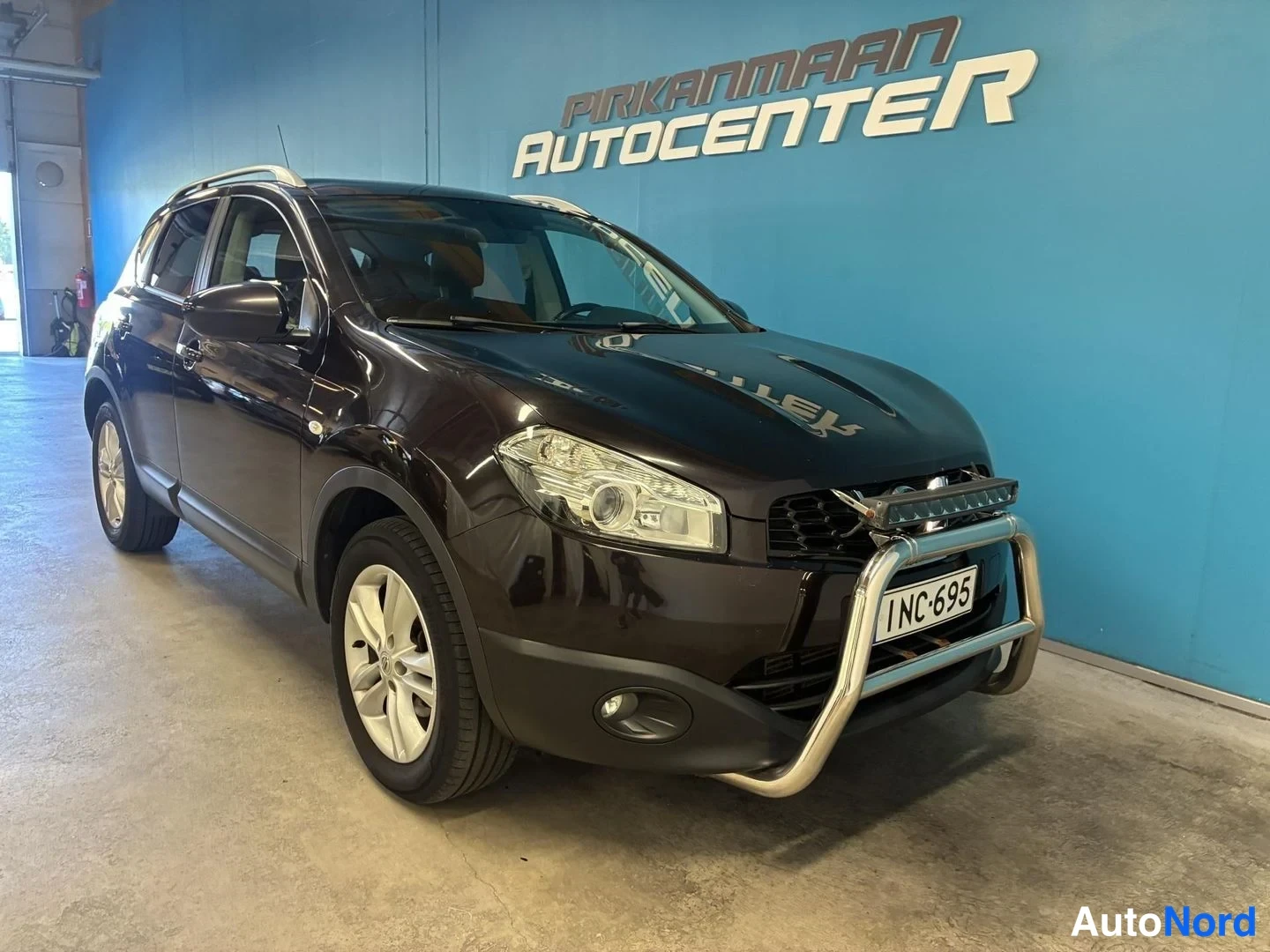 Violetti Nissan Qashqai 2010, etuviisto, keula oikealle, kuva 2
