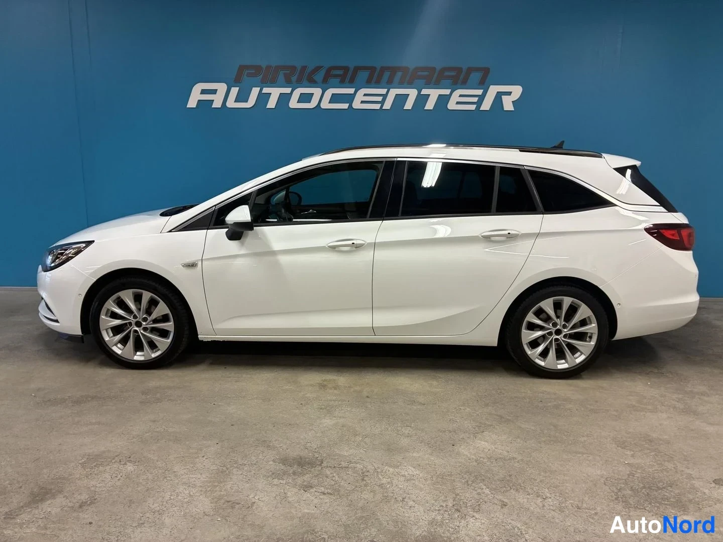 Valkoinen Opel Astra Sports Tourer 2017, sivulta, kuva 3