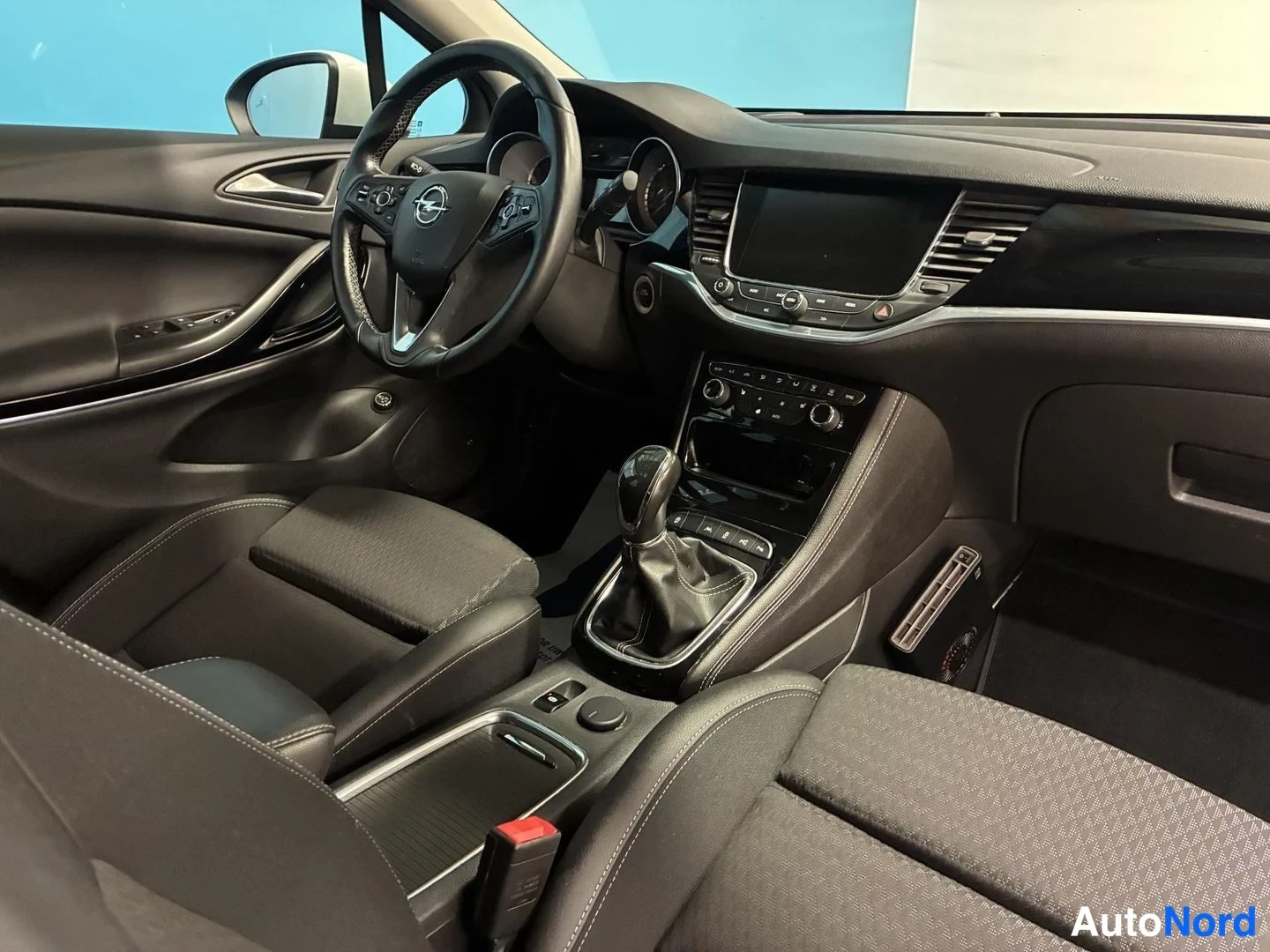 Valkoinen Opel Astra Sports Tourer 2017, ohjaamo, kuva 8