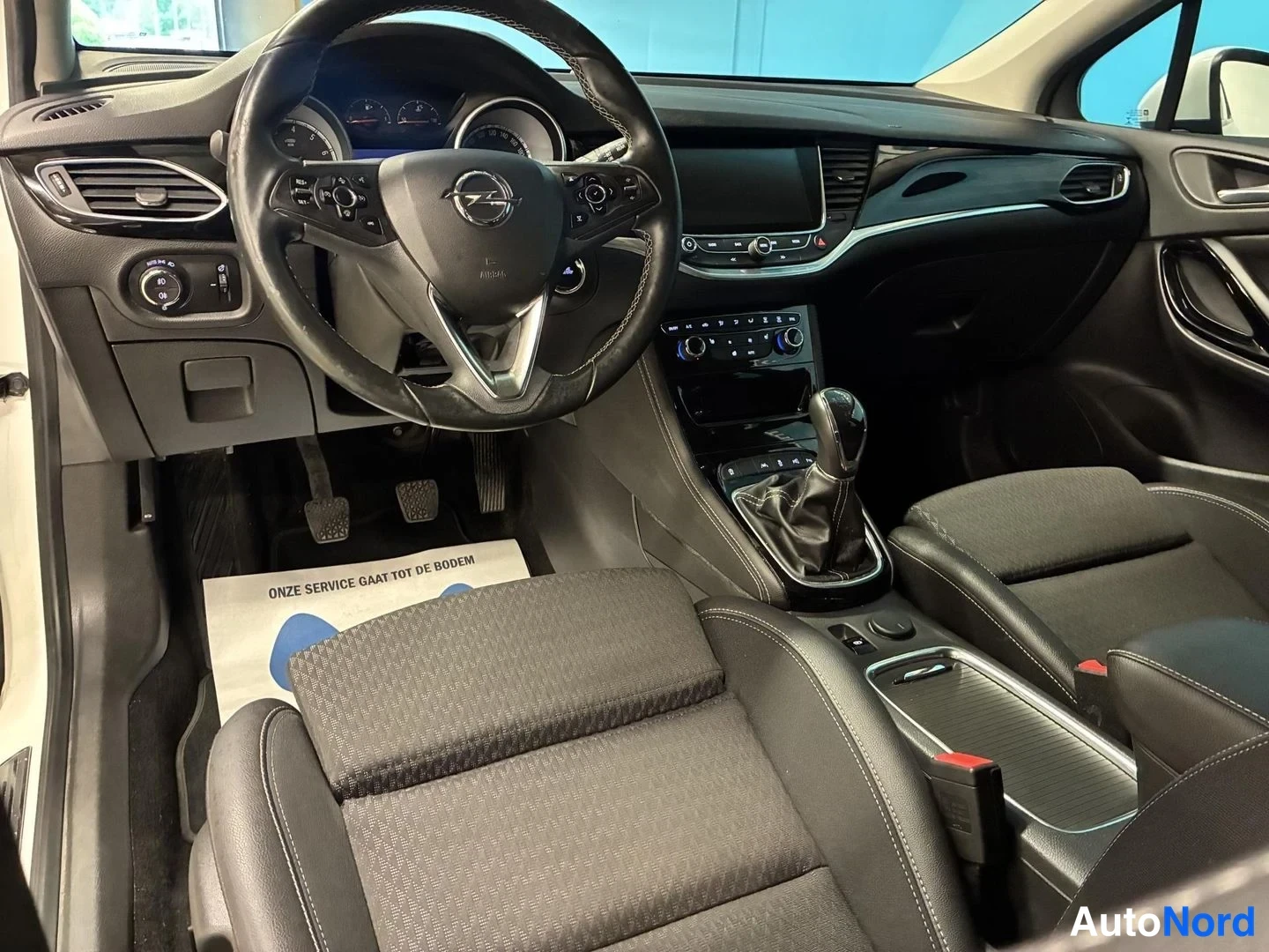 Valkoinen Opel Astra Sports Tourer 2017, ohjaamo, kuva 9