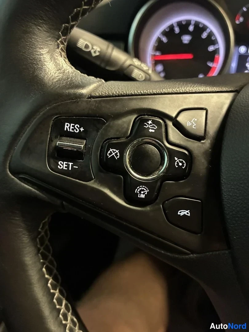 Valkoinen Opel Astra Sports Tourer 2017, yksityiskohta, kuva 22