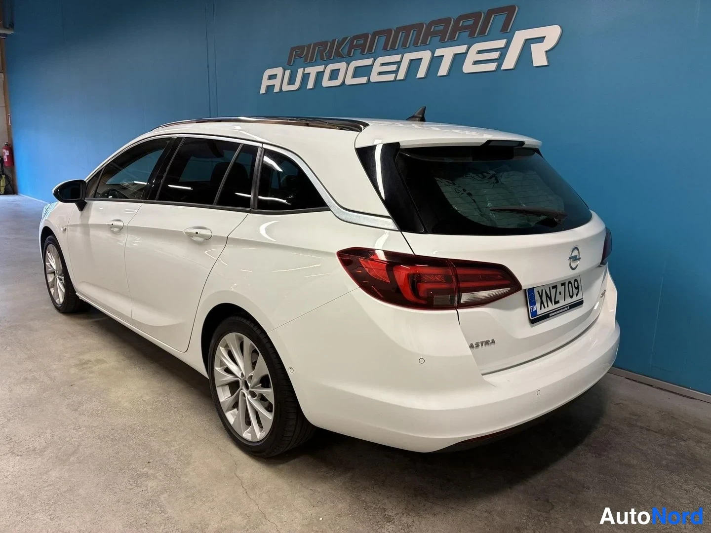Valkoinen Opel Astra Sports Tourer 2017, takaviisto, kuva 5