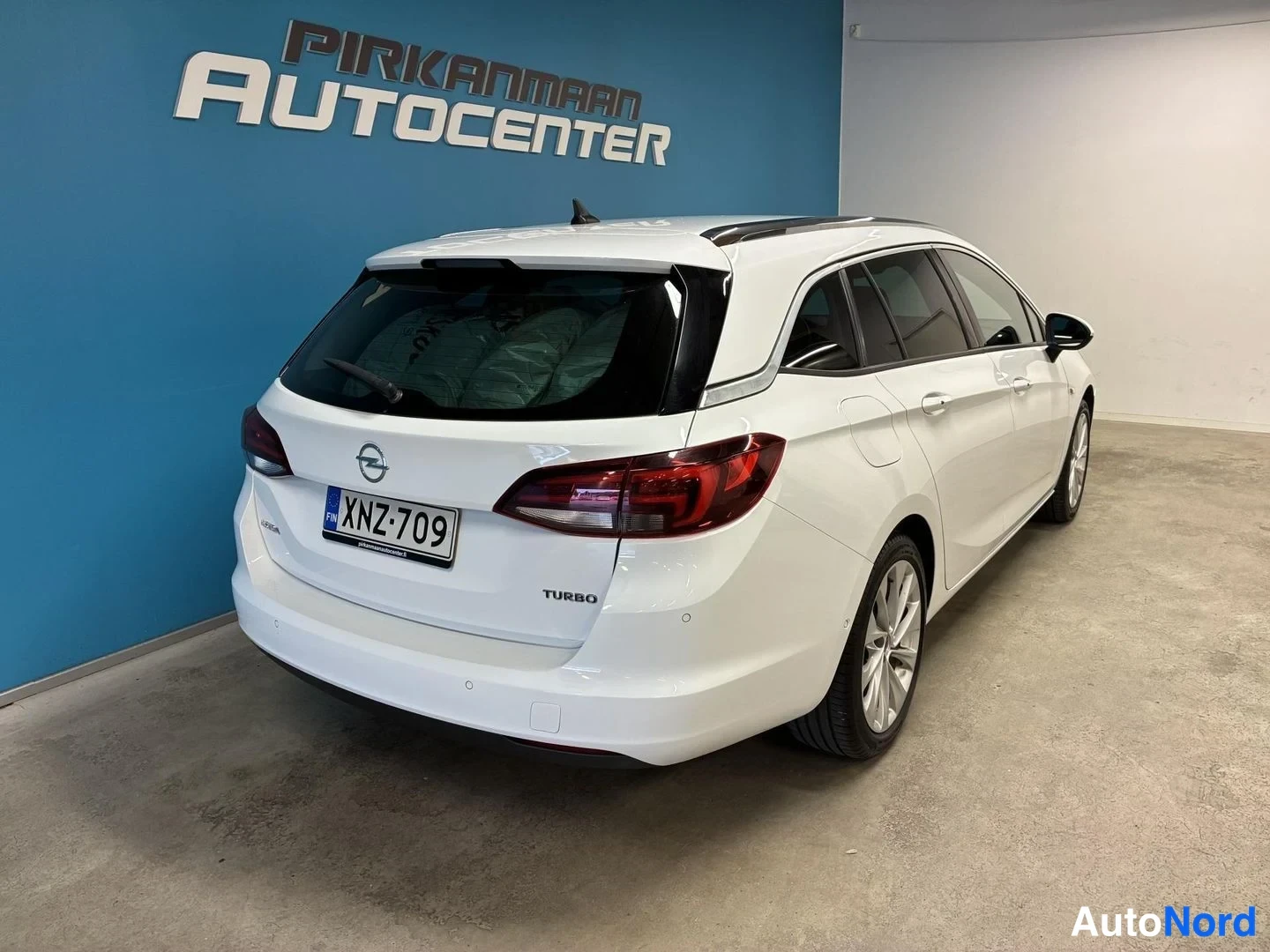 Valkoinen Opel Astra Sports Tourer 2017, takaviisto, kuva 6
