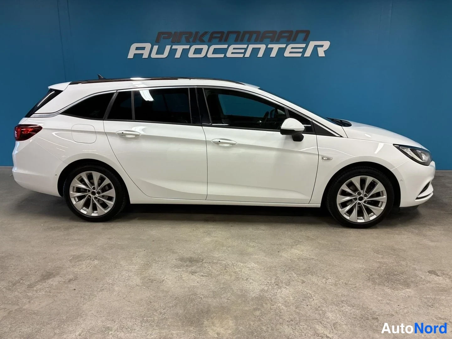 Valkoinen Opel Astra Sports Tourer 2017, sivulta, kuva 4
