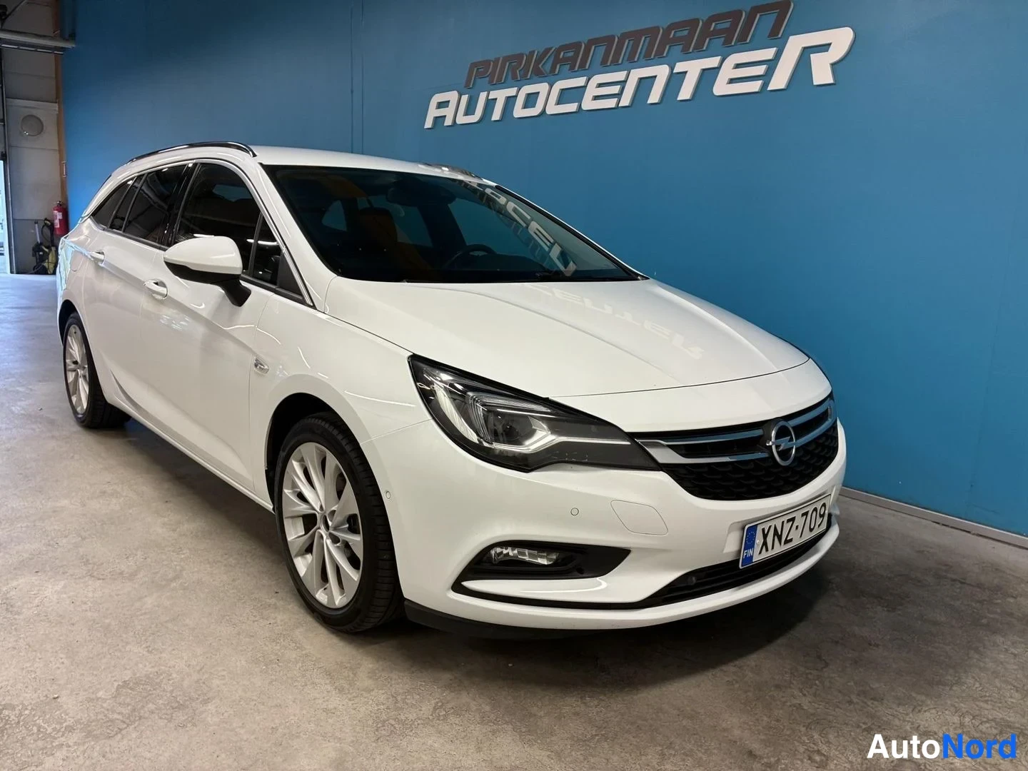 Valkoinen Opel Astra Sports Tourer 2017, etuviisto, keula oikealle, kuva 2