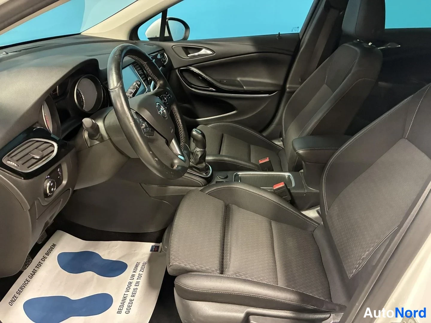Valkoinen Opel Astra Sports Tourer 2017, ohjaamo, kuva 7