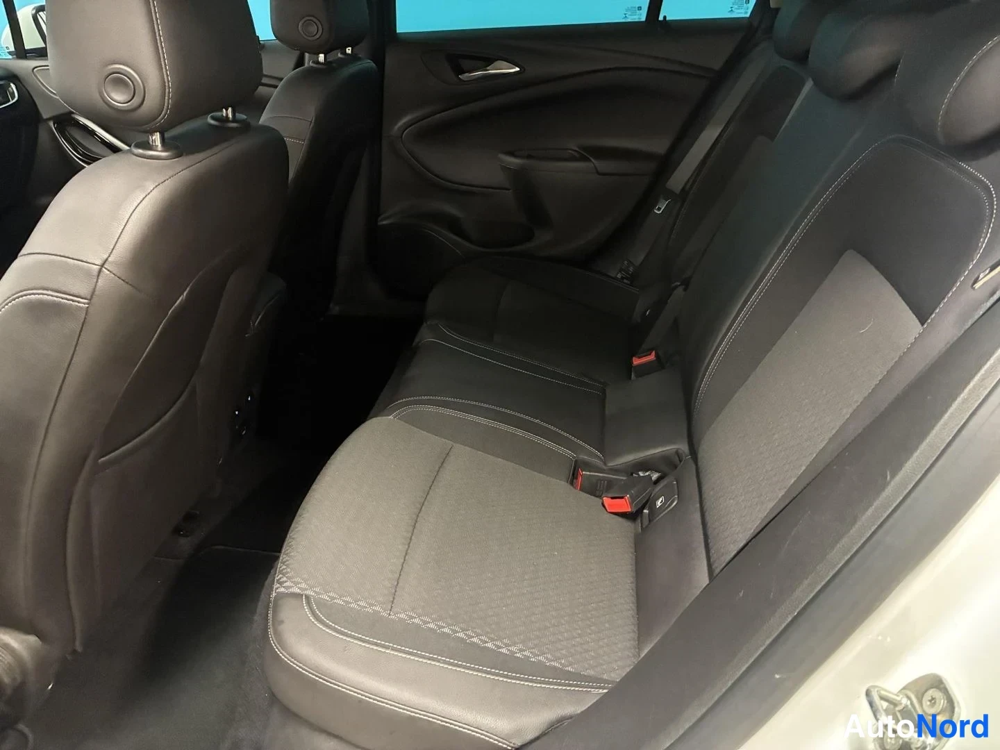 Valkoinen Opel Astra Sports Tourer 2017, takaistuimet, kuva 12