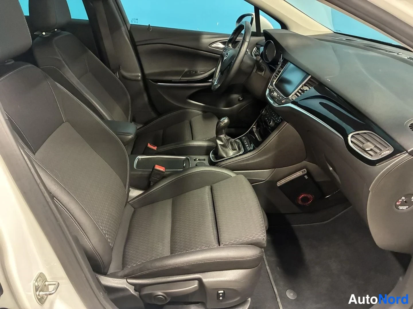 Valkoinen Opel Astra Sports Tourer 2017, etuistuimet, kuva 11