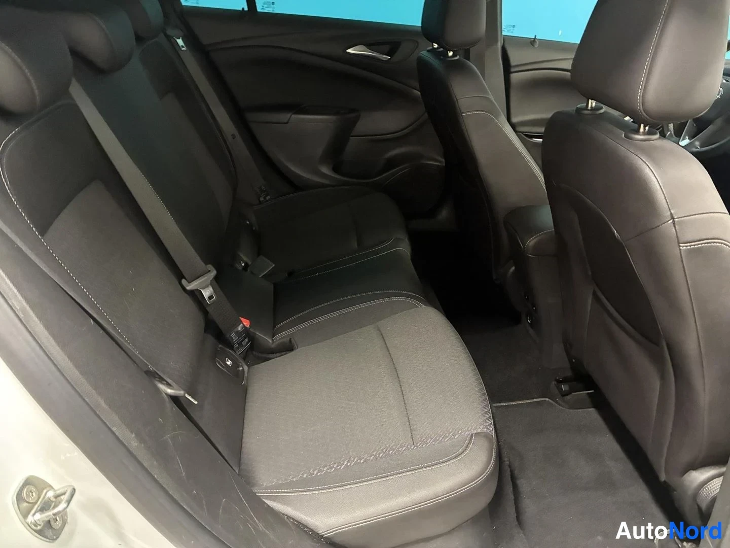 Valkoinen Opel Astra Sports Tourer 2017, takaistuimet, kuva 13