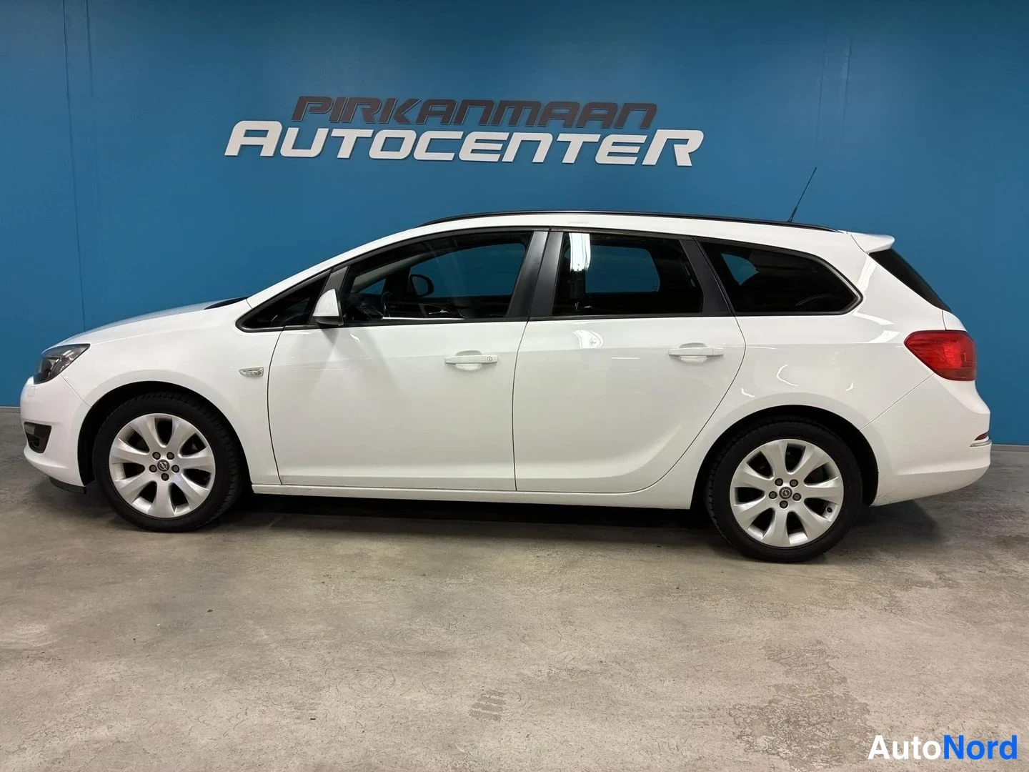 Valkoinen Opel Astra Sports Tourer 2014, etuviisto, keula vasemmalle, kuva 2