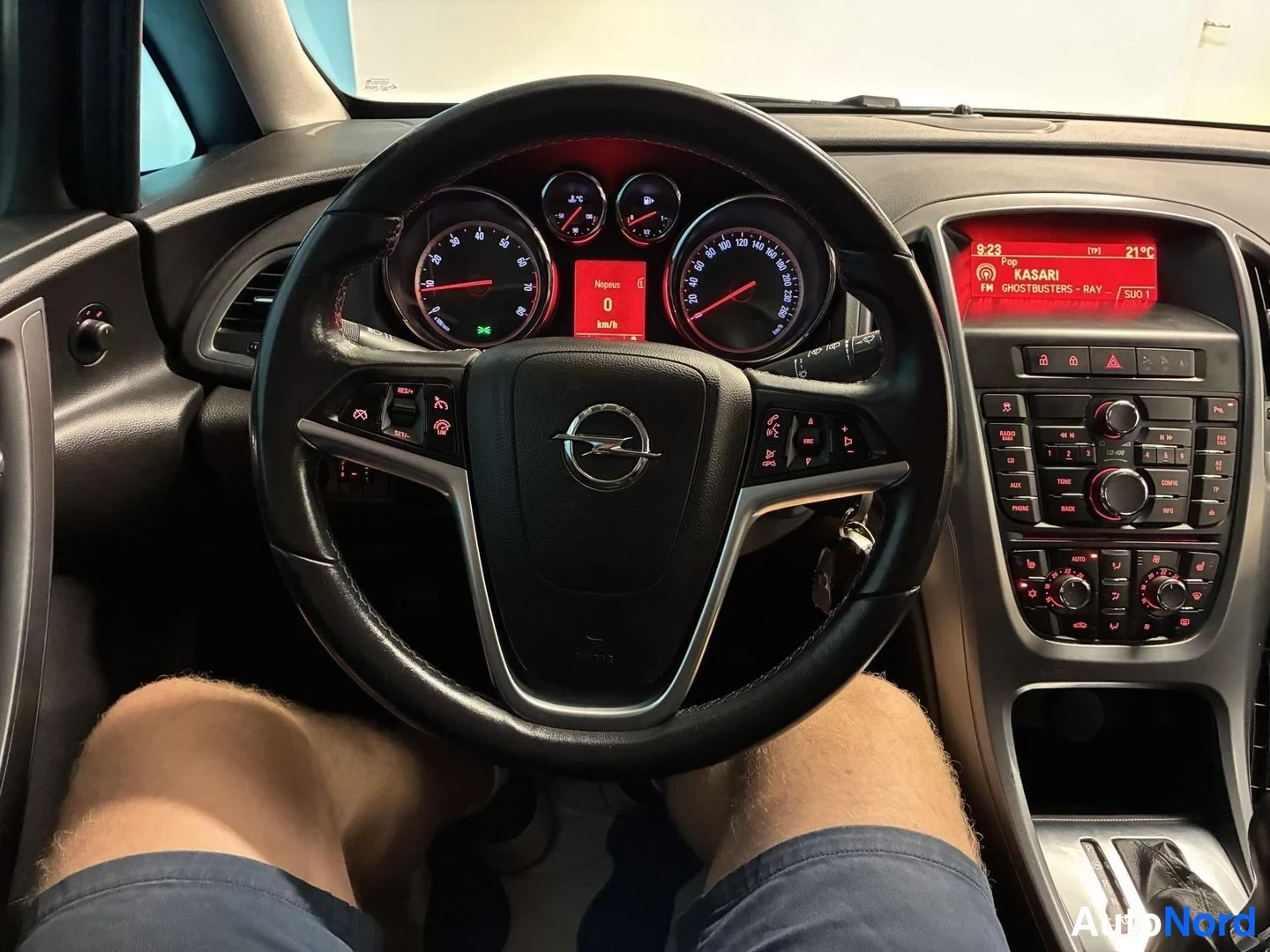 Valkoinen Opel Astra Sports Tourer 2014, ohjaamo, kuva 9