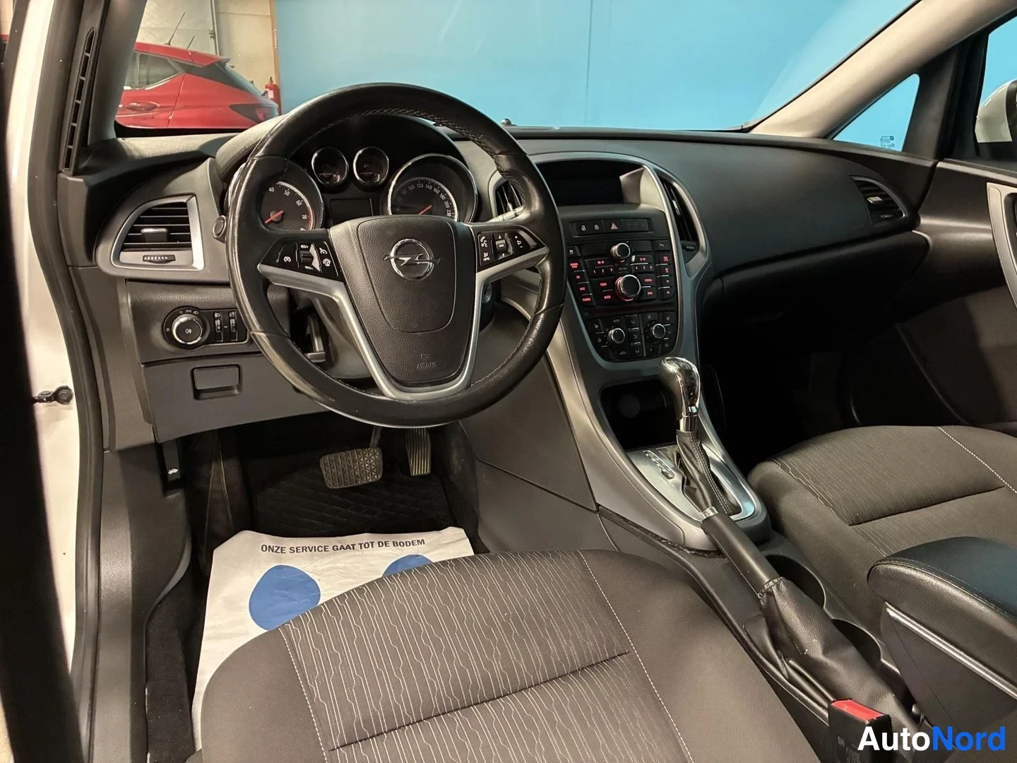 Valkoinen Opel Astra Sports Tourer 2014, ohjaamo, kuva 10