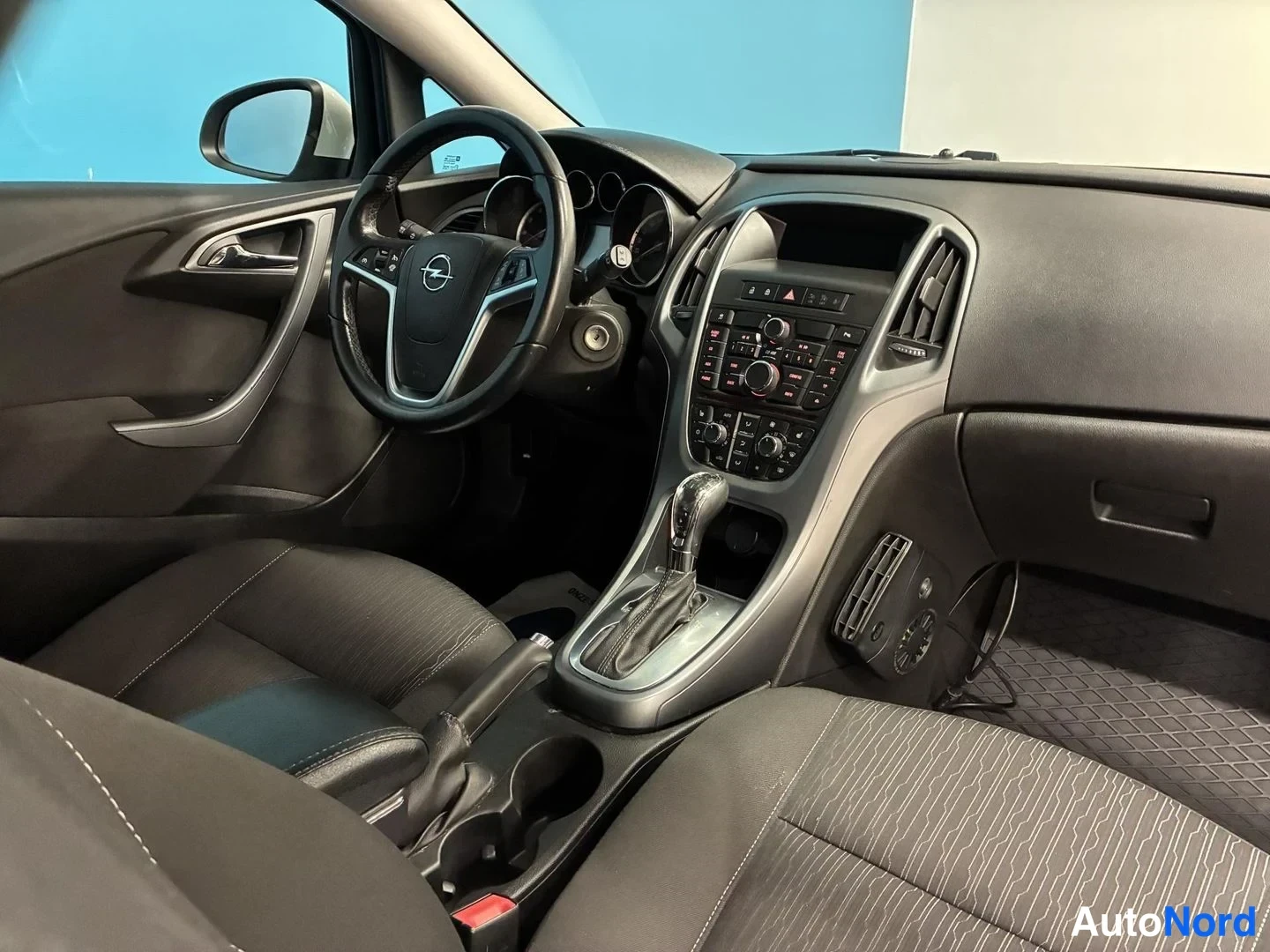 Valkoinen Opel Astra Sports Tourer 2014, ohjaamo, kuva 11