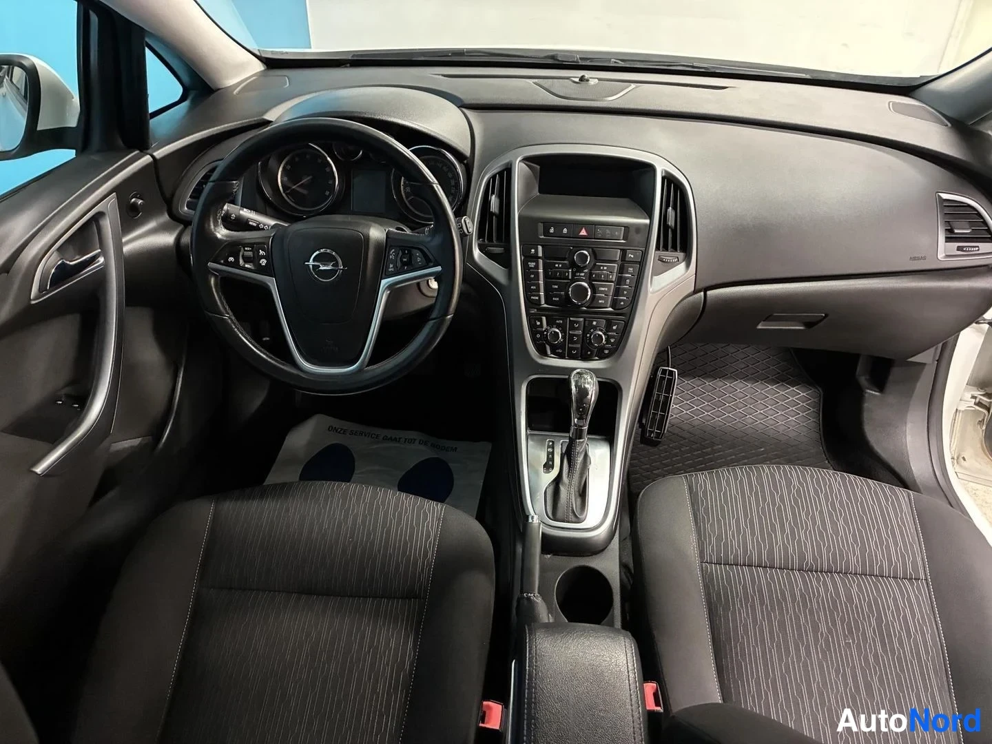 Valkoinen Opel Astra Sports Tourer 2014, ohjaamo, kuva 12