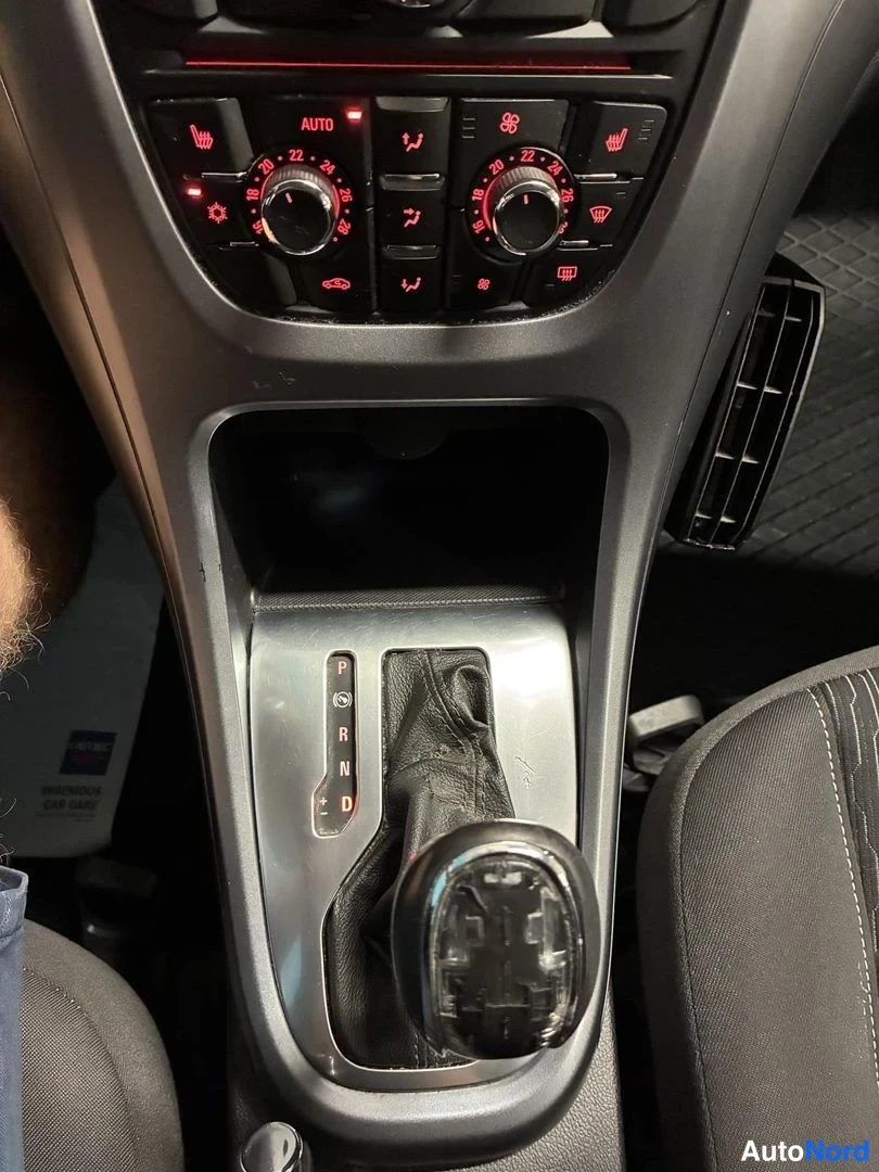 Valkoinen Opel Astra Sports Tourer 2014, ohjaamo, kuva 14