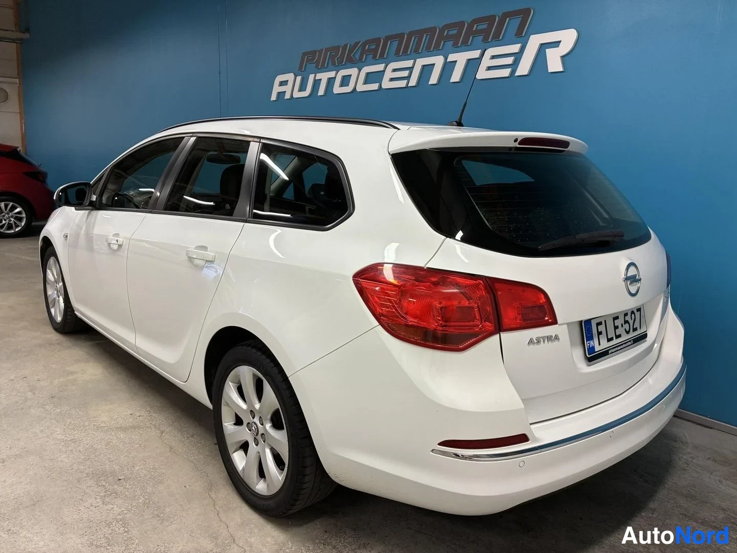 Valkoinen Opel Astra Sports Tourer 2014, takaviisto, kuva 4