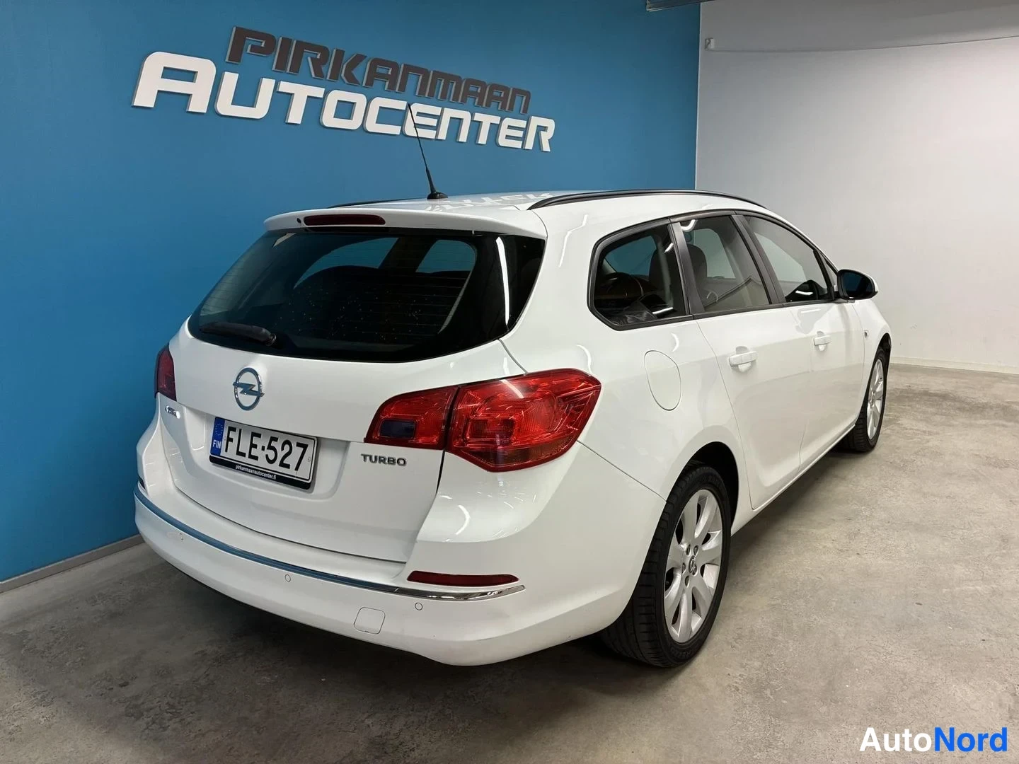Valkoinen Opel Astra Sports Tourer 2014, takaviisto, kuva 6