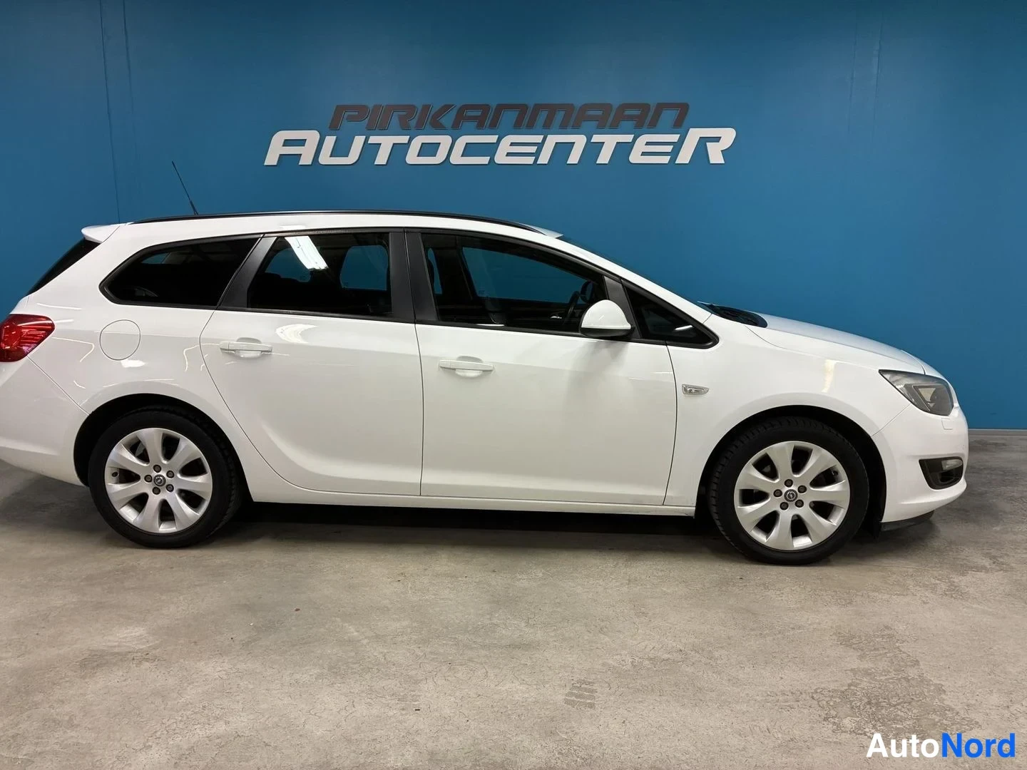 Valkoinen Opel Astra Sports Tourer 2014, takaviisto, kuva 5