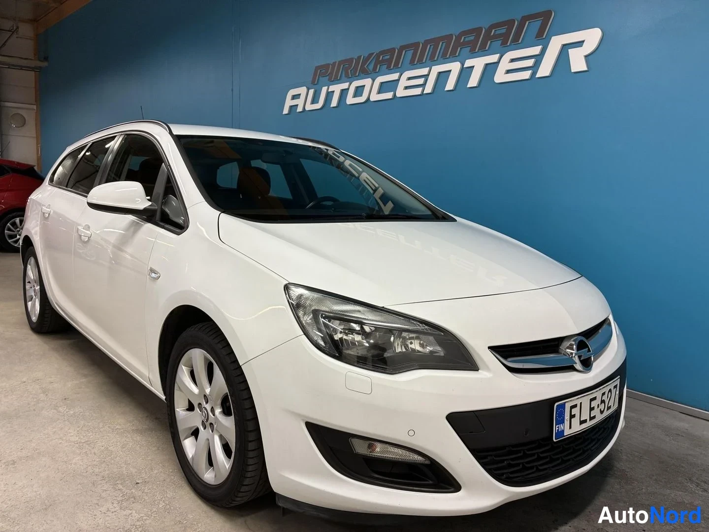 Valkoinen Opel Astra Sports Tourer 2014, etuviisto, keula oikealle, kuva 3