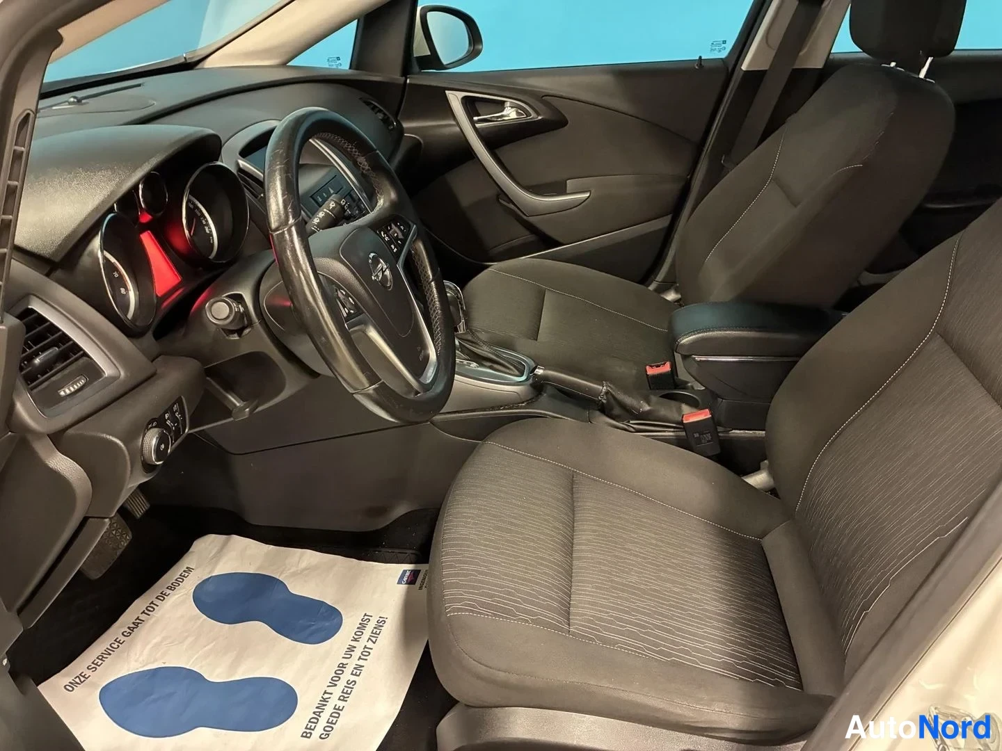 Valkoinen Opel Astra Sports Tourer 2014, ohjaamo, kuva 7