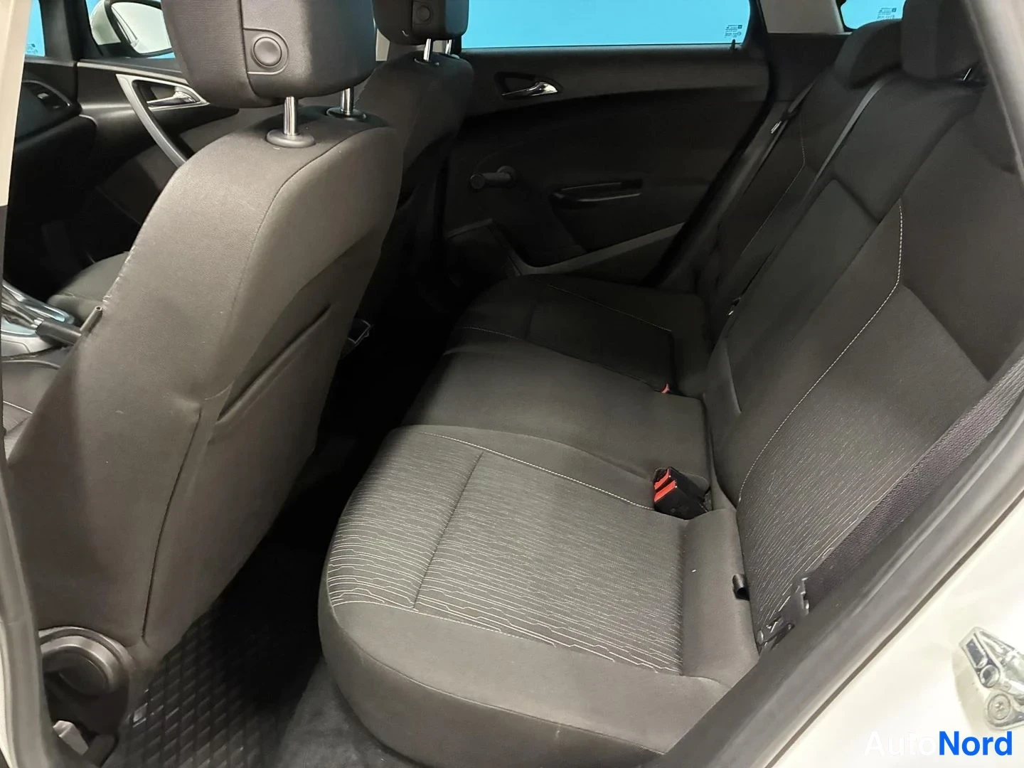 Valkoinen Opel Astra Sports Tourer 2014, takaistuimet, kuva 15