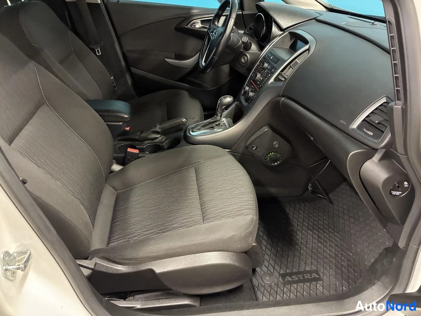 Valkoinen Opel Astra Sports Tourer 2014, ohjaamo, kuva 8