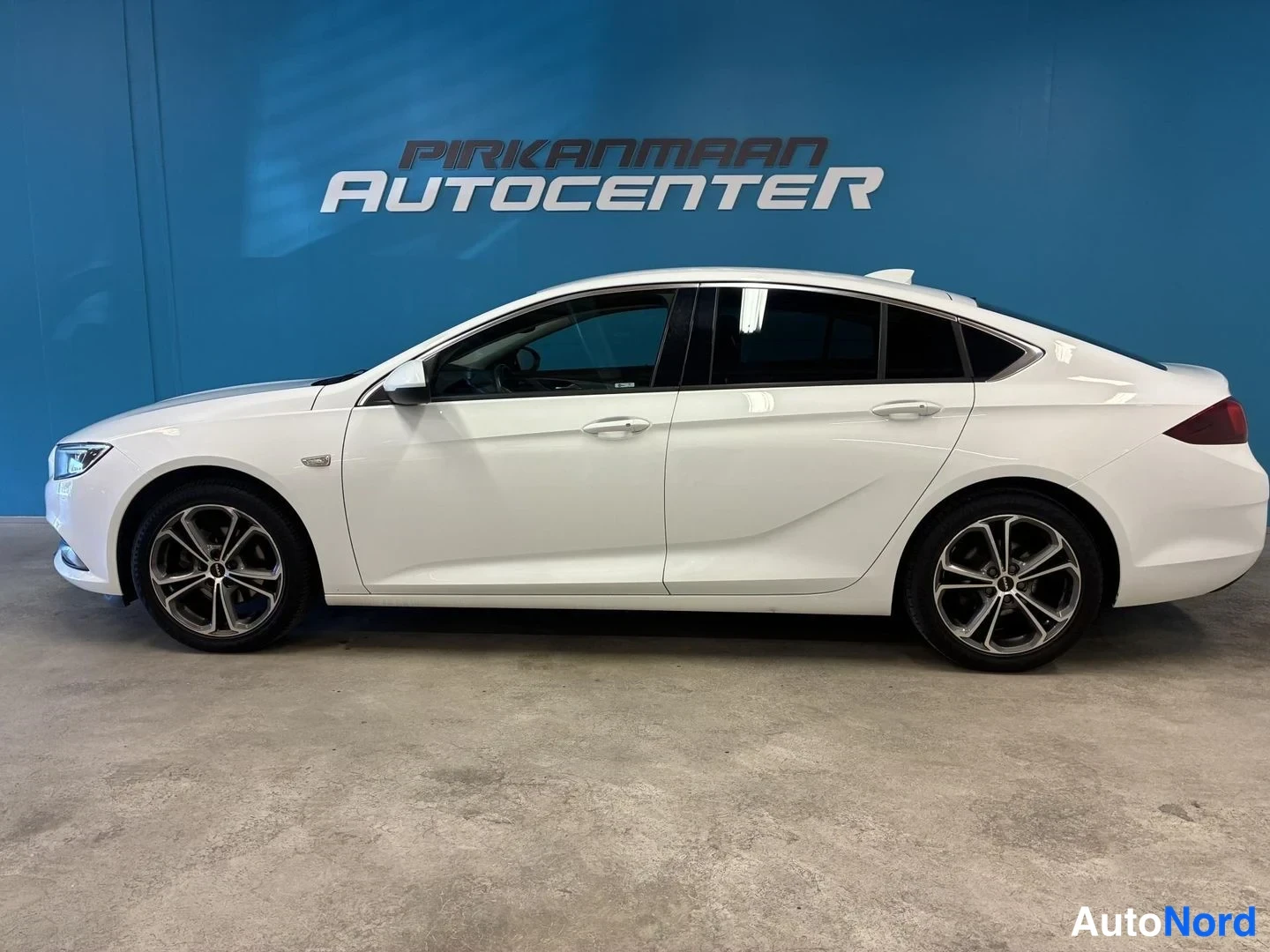 Valkoinen Opel Insignia Grand Sport 2017, sivulta, kuva 3