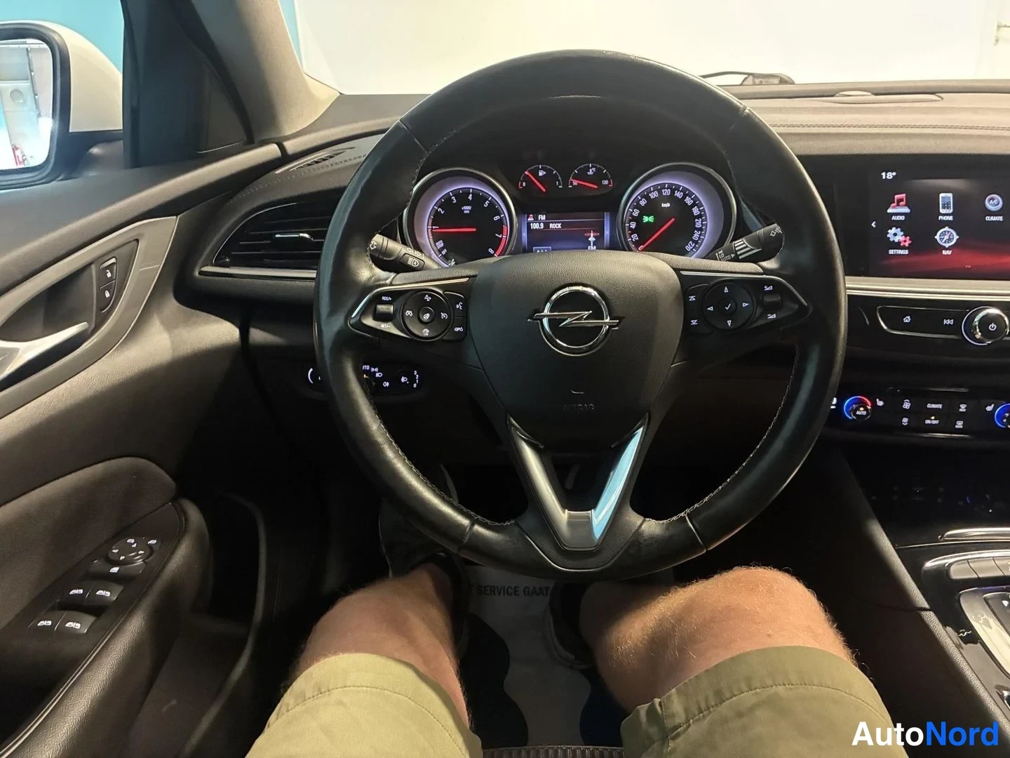 Valkoinen Opel Insignia Grand Sport 2017, yksityiskohta, kuva 20