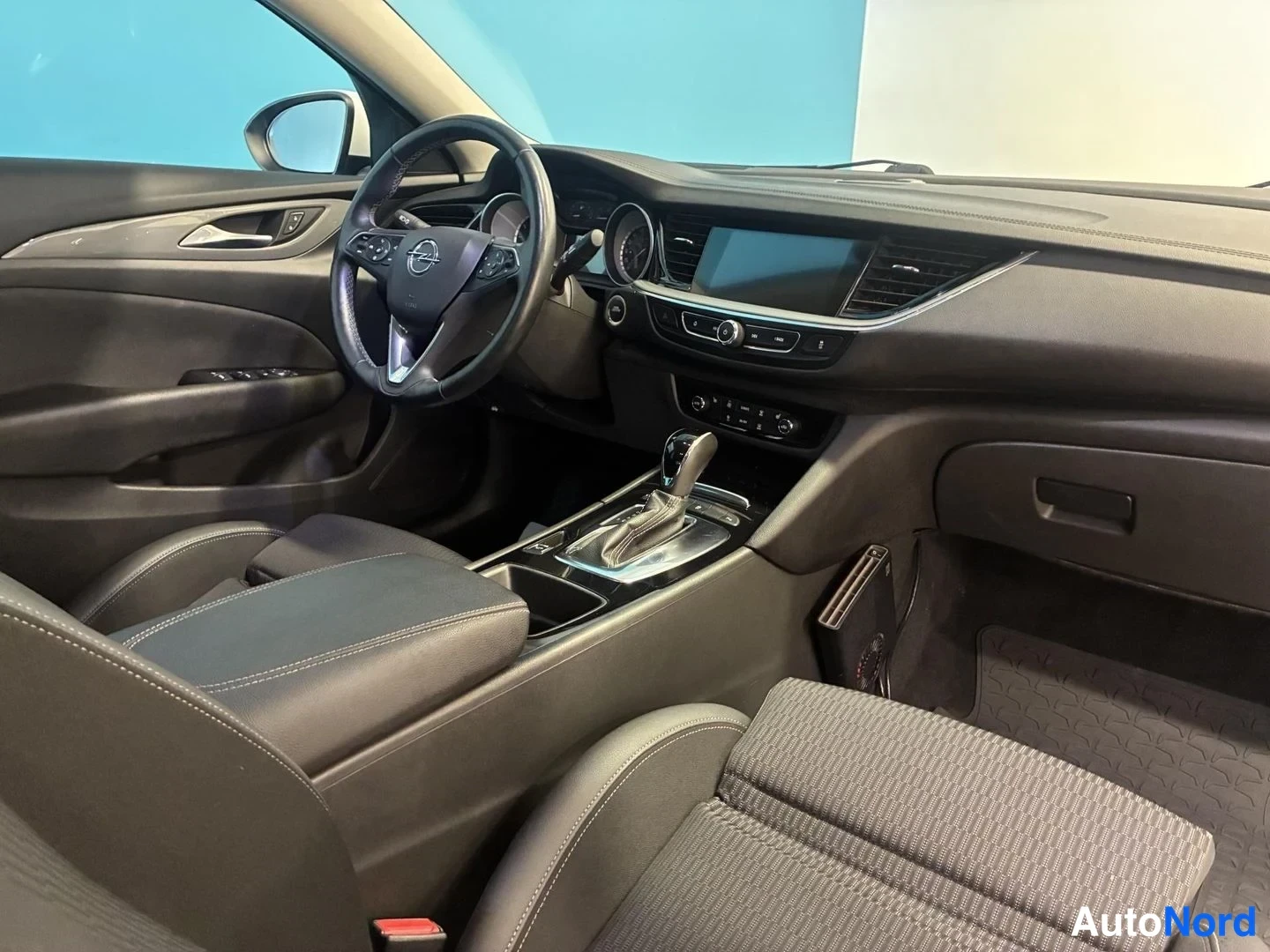 Valkoinen Opel Insignia Grand Sport 2017, ohjaamo, kuva 8