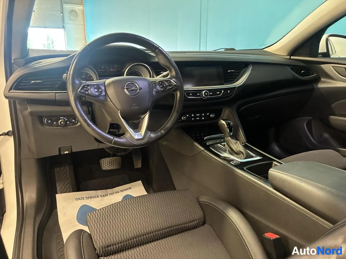 Valkoinen Opel Insignia Grand Sport 2017, ohjaamo, kuva 9