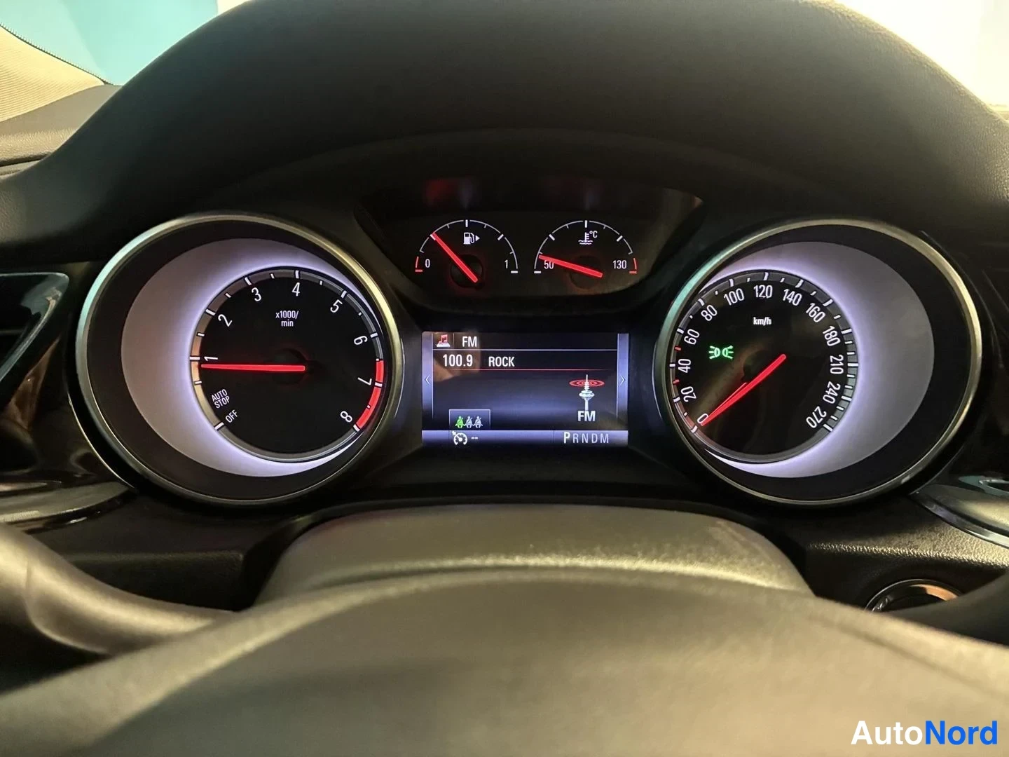 Valkoinen Opel Insignia Grand Sport 2017, yksityiskohta, kuva 14