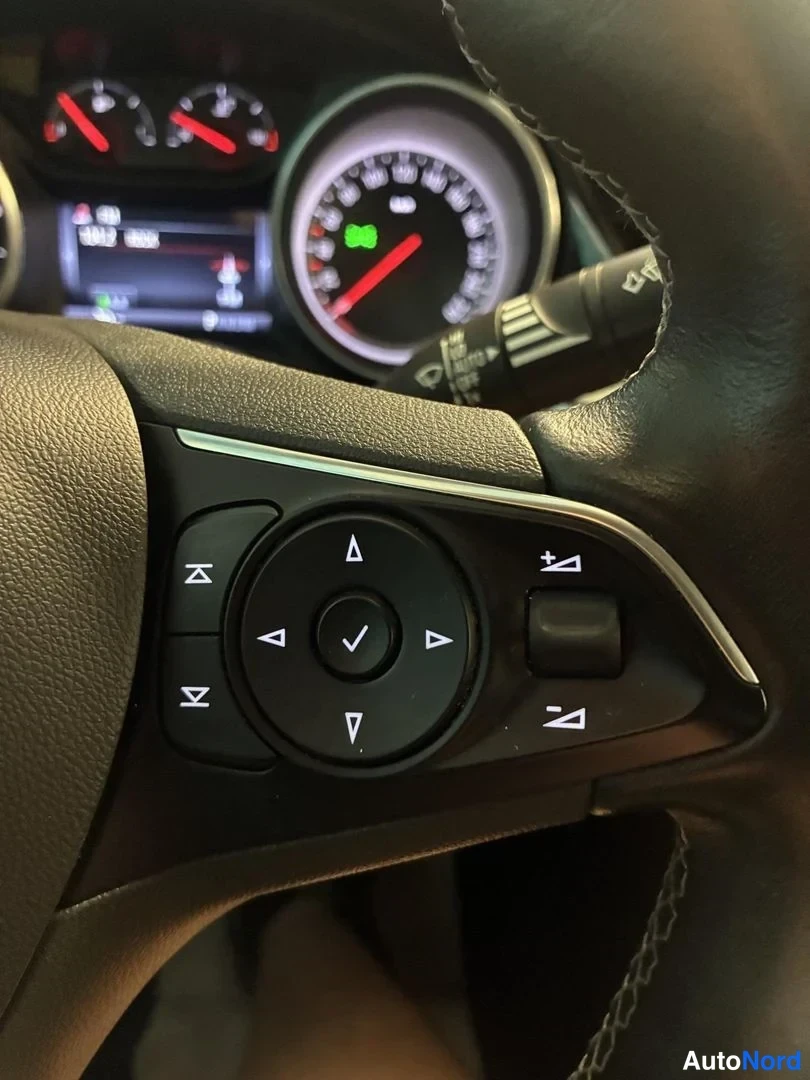 Valkoinen Opel Insignia Grand Sport 2017, yksityiskohta, kuva 19