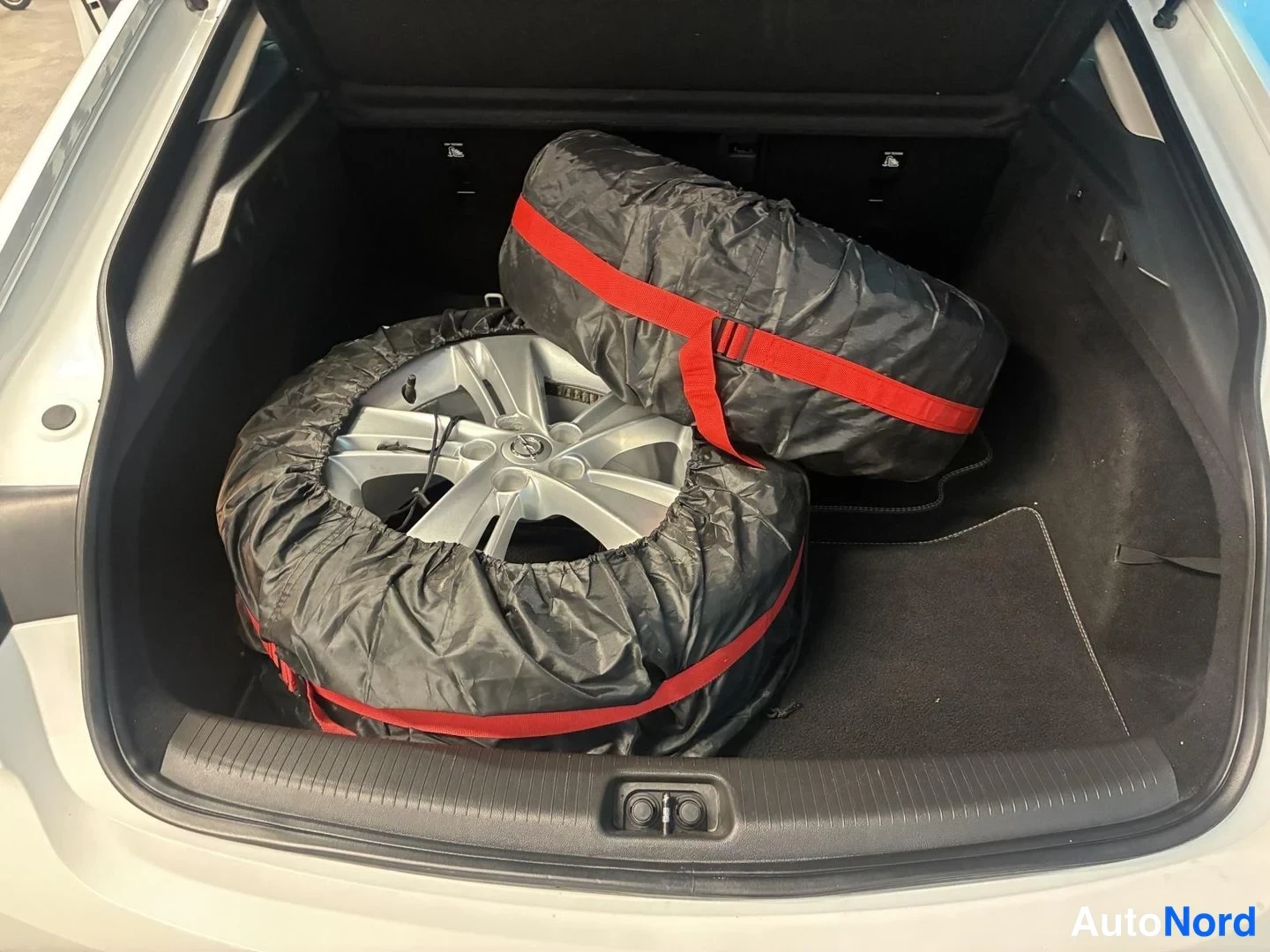 Valkoinen Opel Insignia Grand Sport 2017, tavaratila, kuva 13