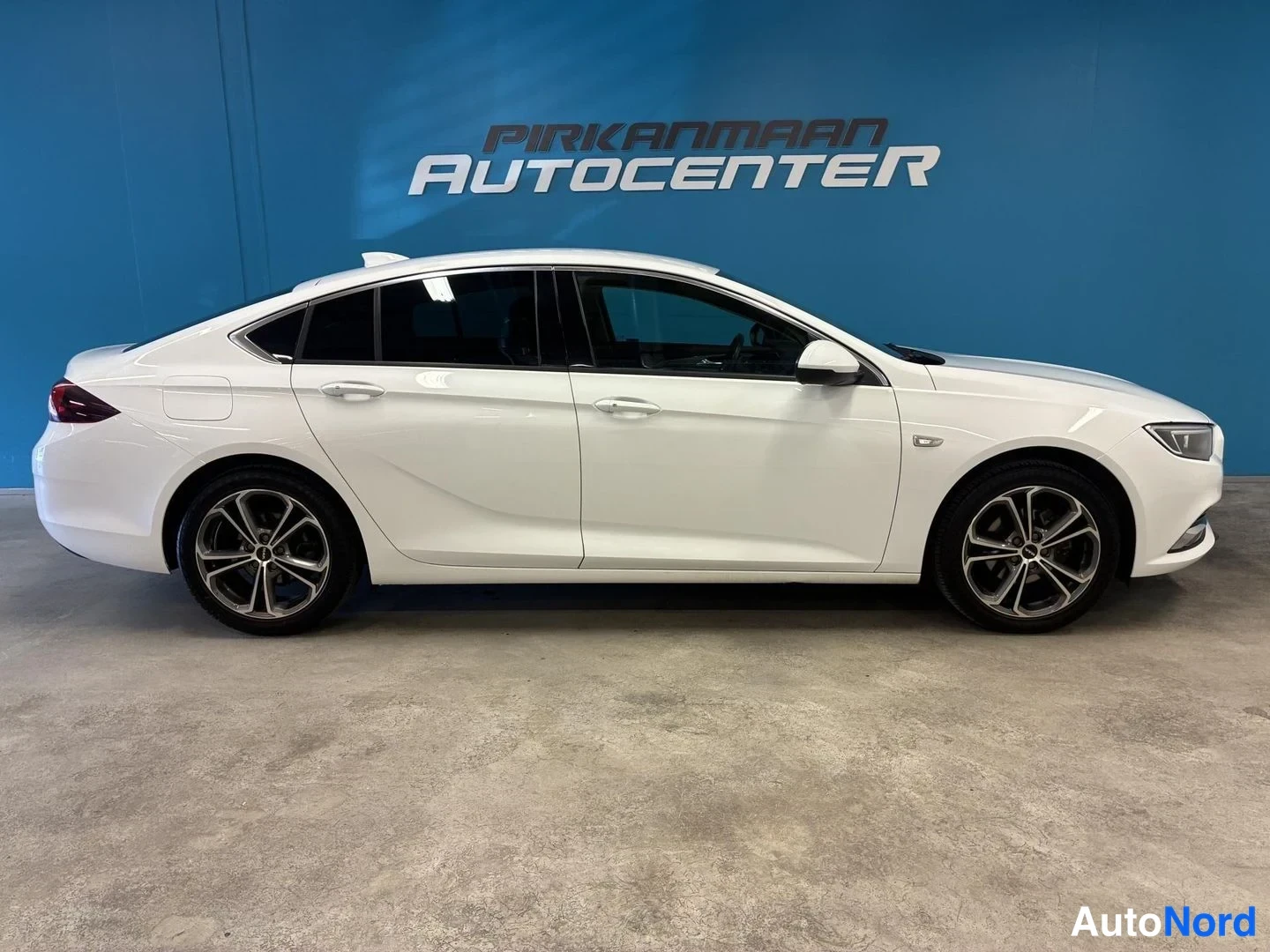 Valkoinen Opel Insignia Grand Sport 2017, sivulta, kuva 4