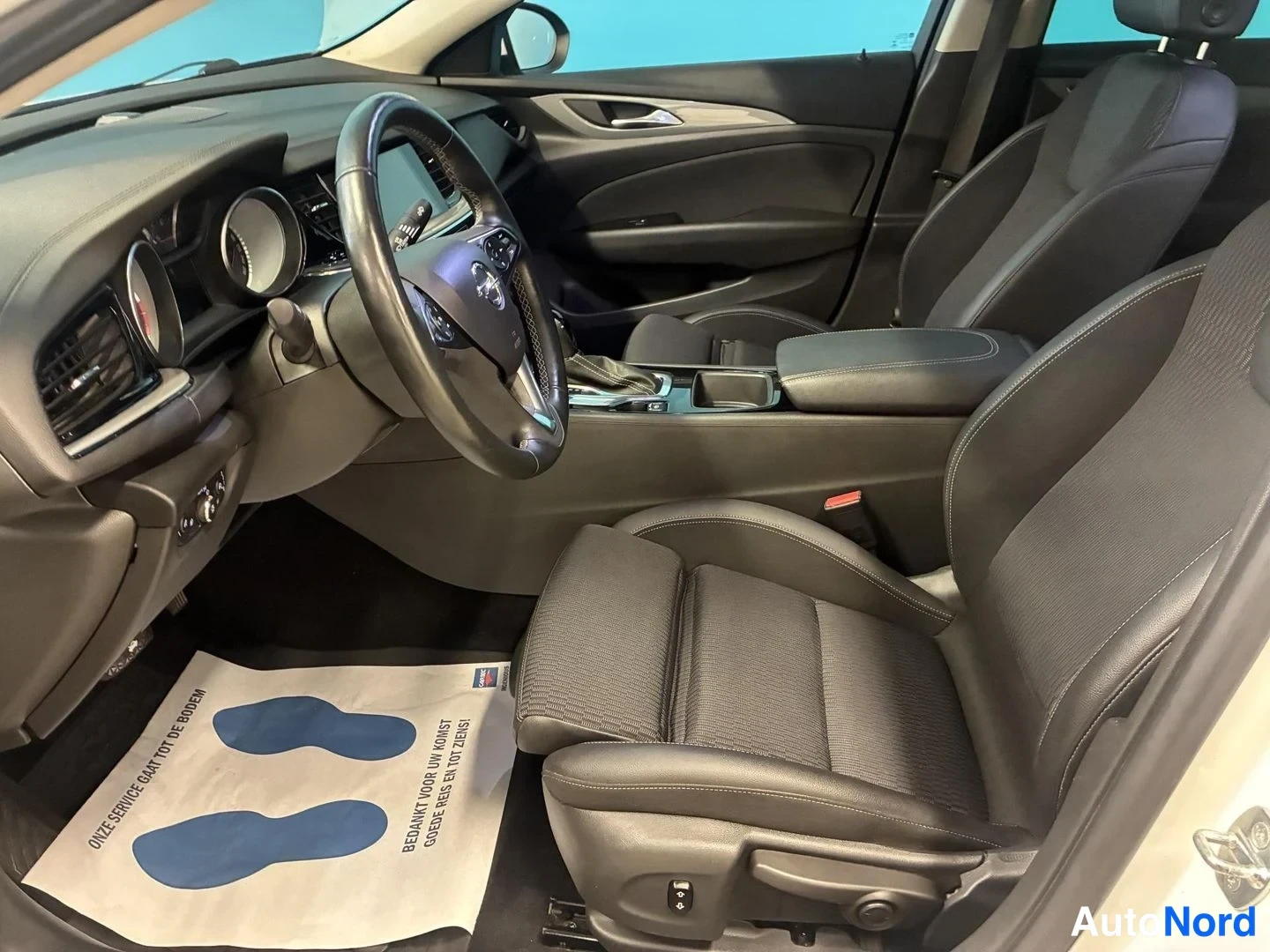 Valkoinen Opel Insignia Grand Sport 2017, ohjaamo, kuva 7
