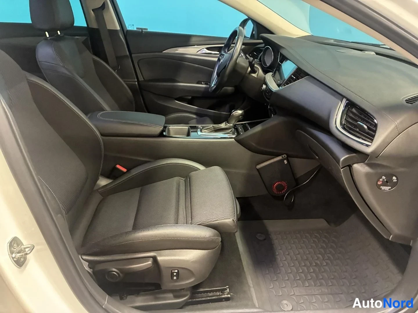 Valkoinen Opel Insignia Grand Sport 2017, etuistuimet, kuva 10