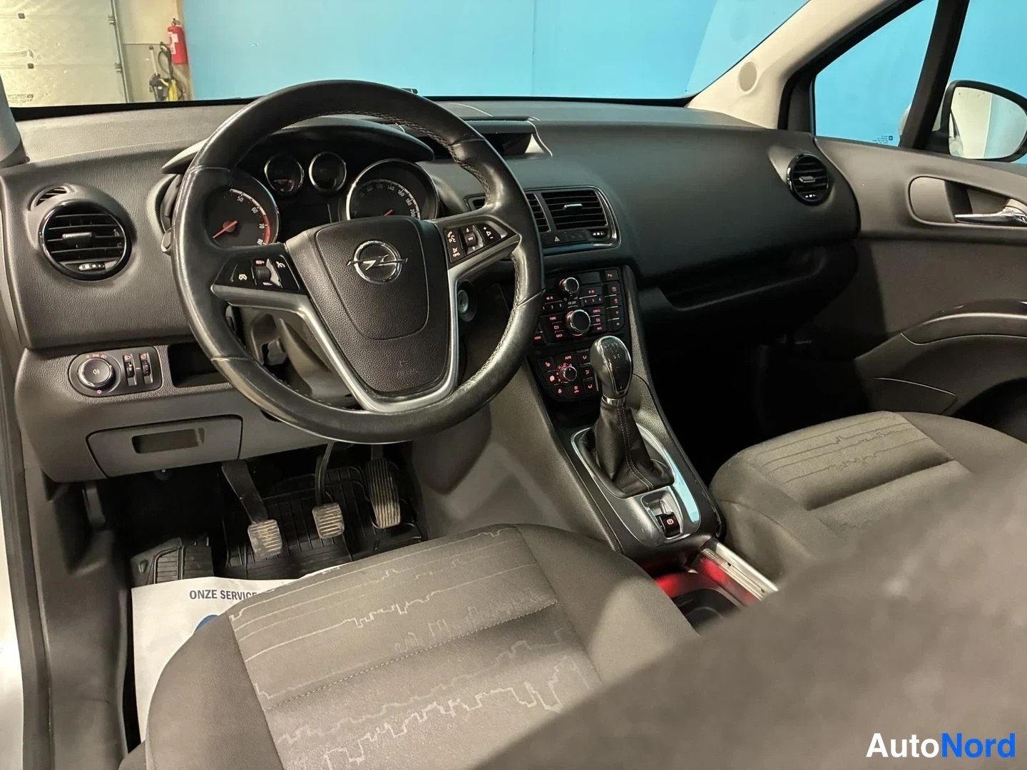 Hopea Opel Meriva 2010, ohjaamo, kuva 9