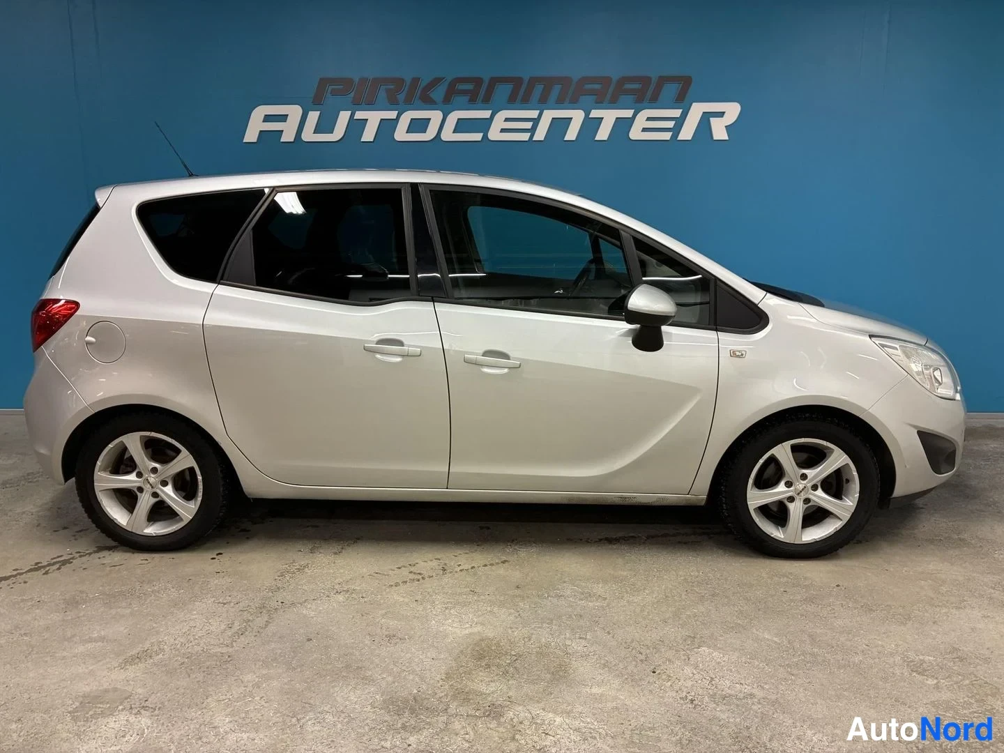 Hopea Opel Meriva 2010, etuviisto, keula oikealle, kuva 2