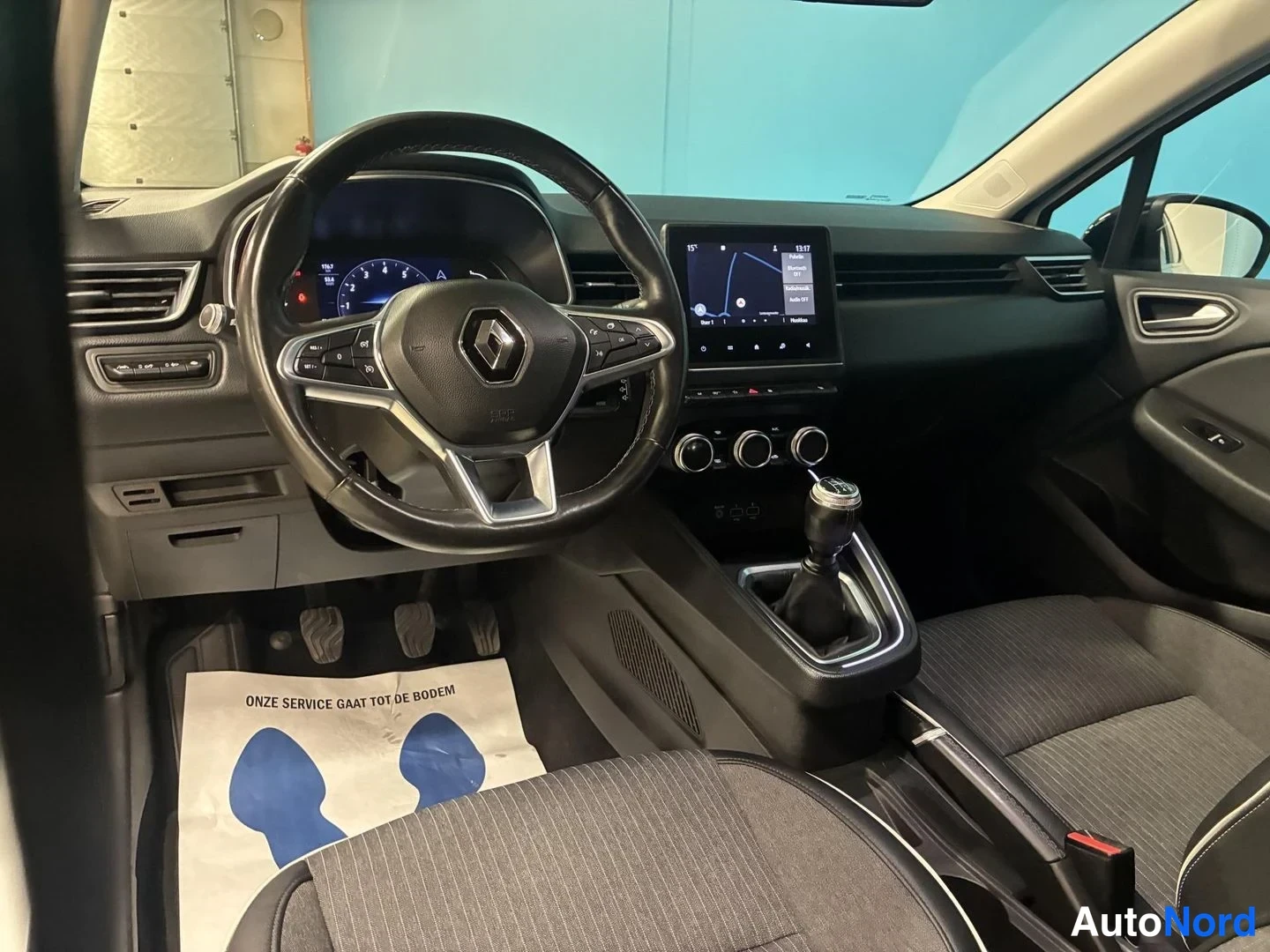 Valkoinen Renault Clio 2020, ohjaamo, kuva 9