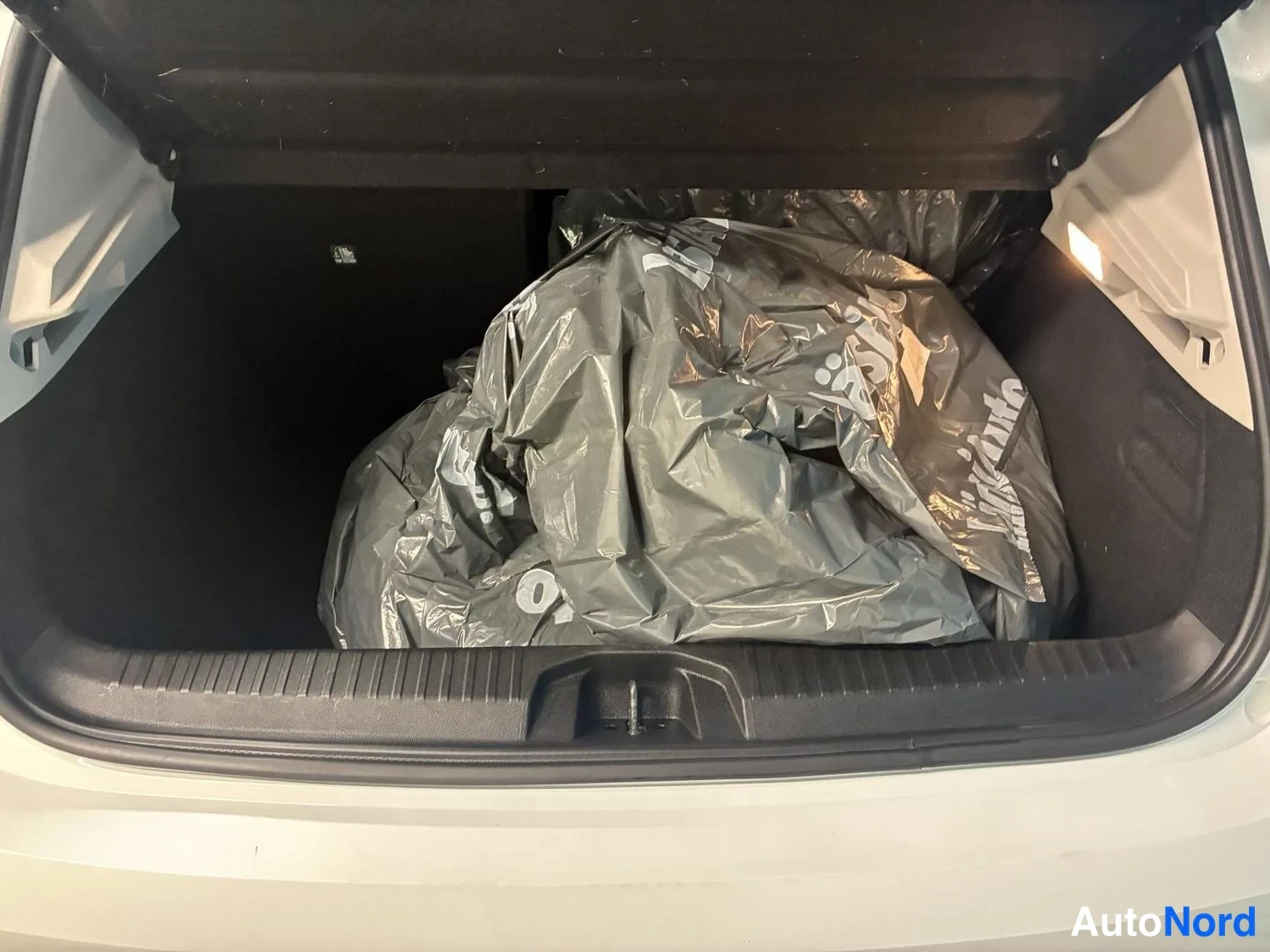 Valkoinen Renault Clio 2020, tavaratila, kuva 12
