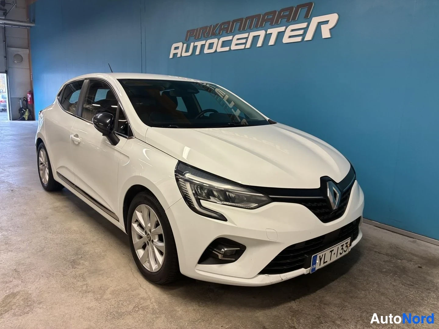 Valkoinen Renault Clio 2020, etuviisto, keula oikealle, kuva 2