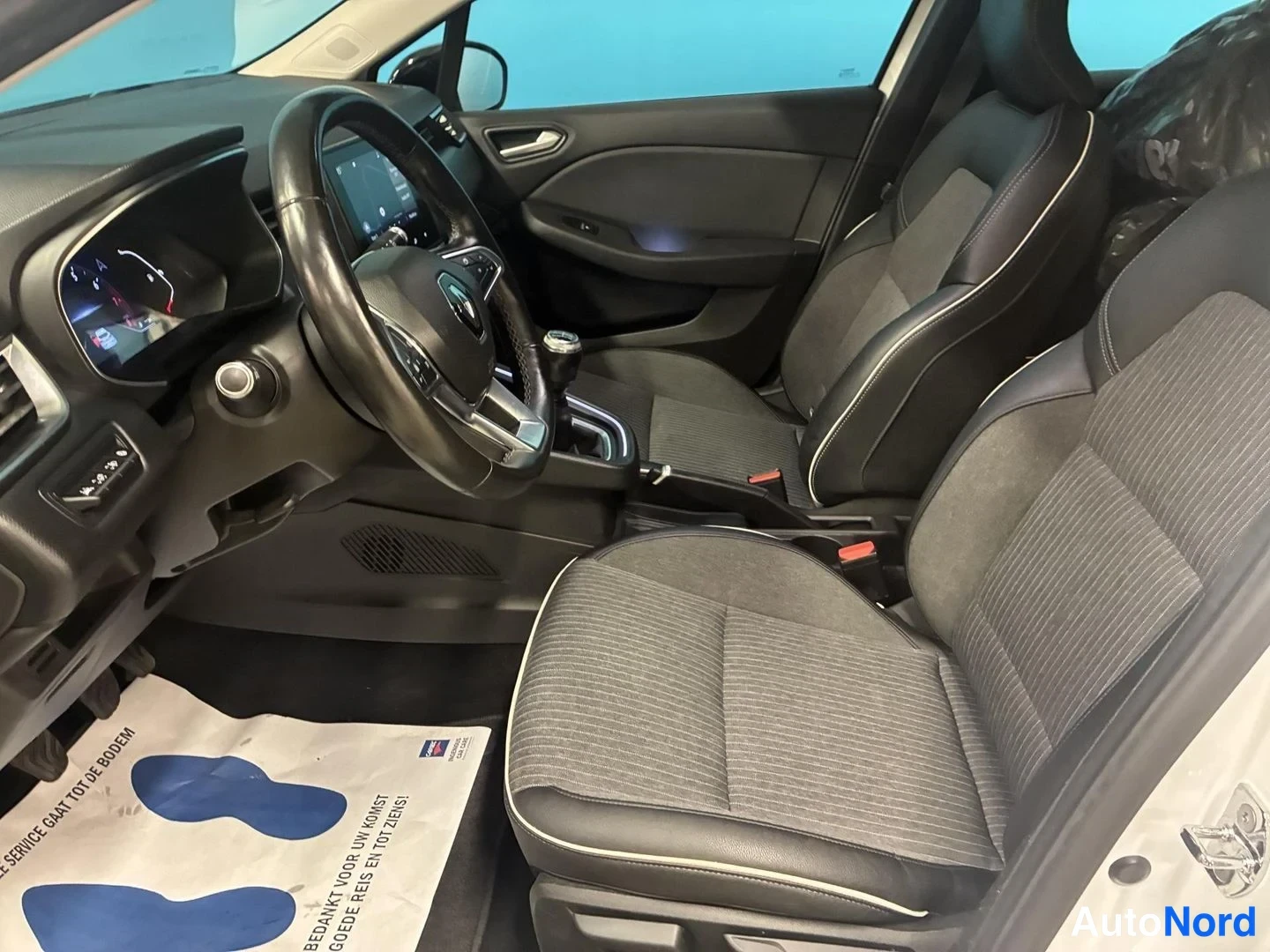 Valkoinen Renault Clio 2020, ohjaamo, kuva 7