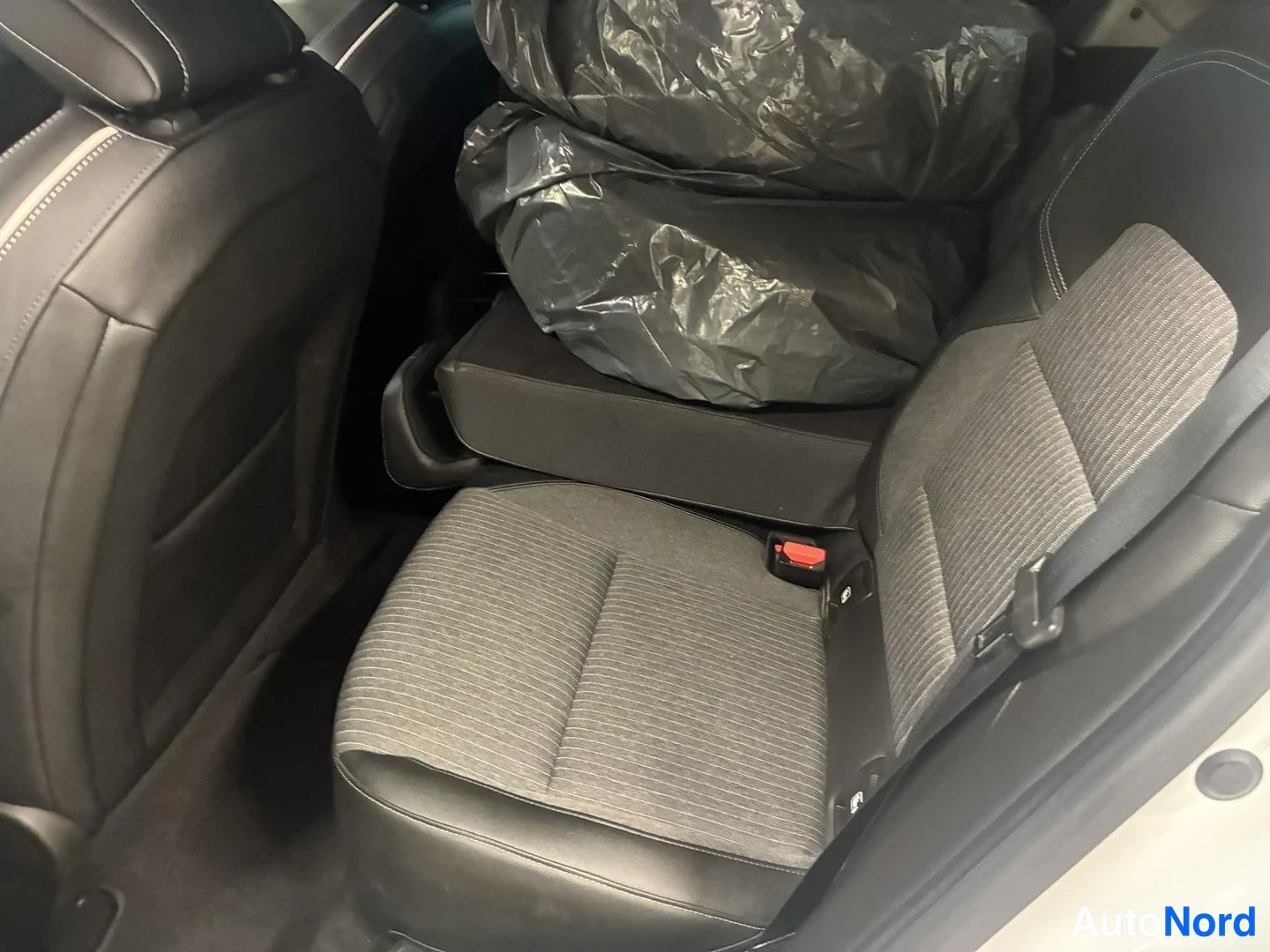 Valkoinen Renault Clio 2020, takaistuimet, kuva 11