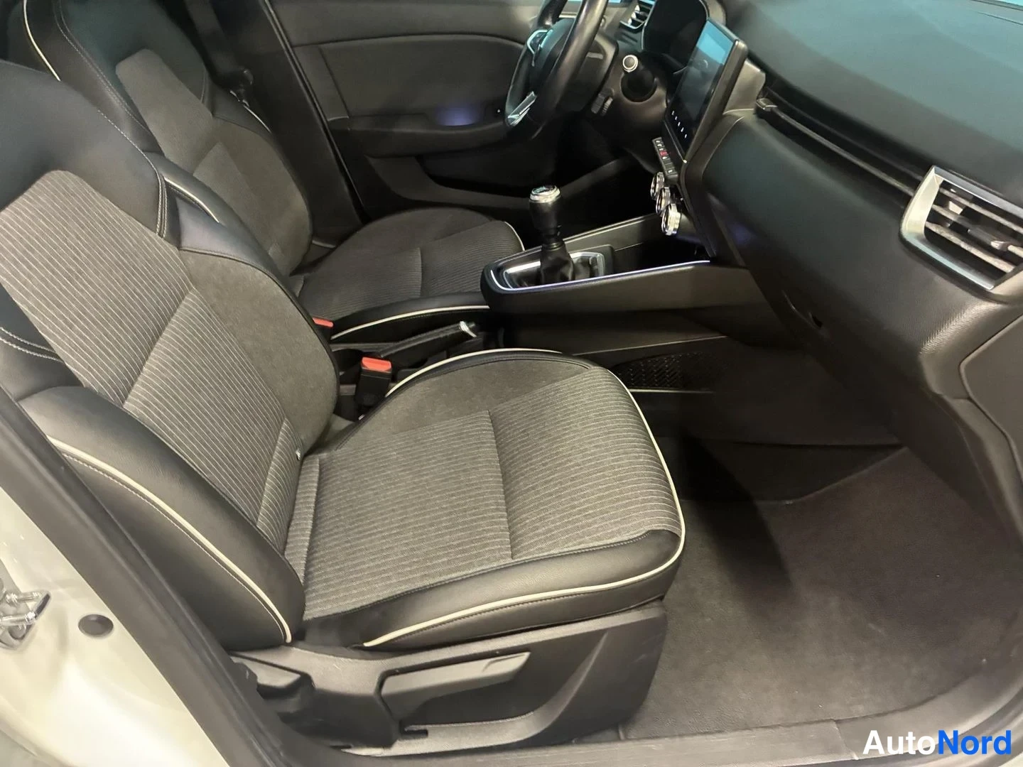 Valkoinen Renault Clio 2020, etuistuimet, kuva 10