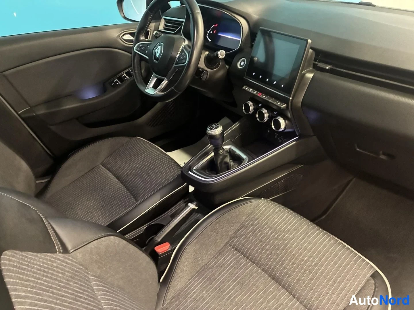 Valkoinen Renault Clio 2020, ohjaamo, kuva 8