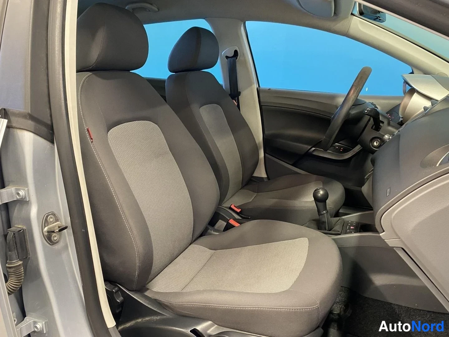 Harmaa Seat Ibiza ST 2011, etuistuimet, kuva 10