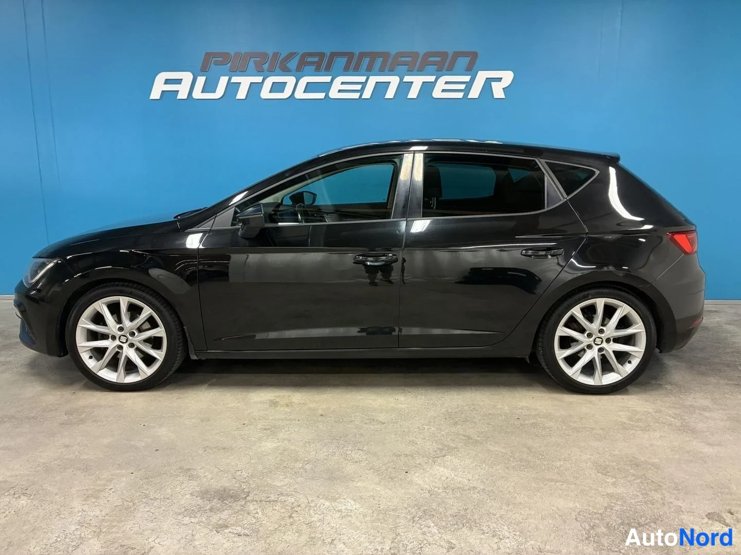 Musta Seat Leon 2017, sivulta, kuva 3
