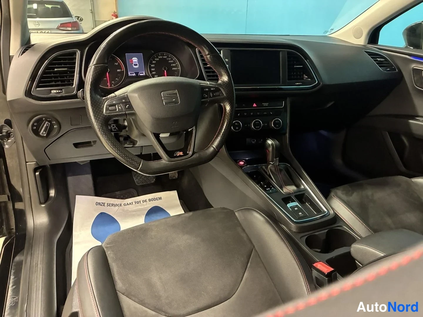 Musta Seat Leon 2017, ohjaamo, kuva 8