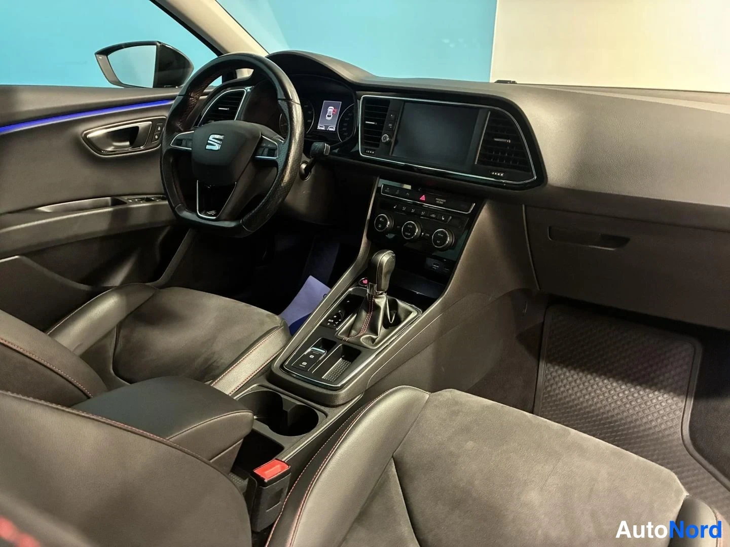 Musta Seat Leon 2017, ohjaamo, kuva 9